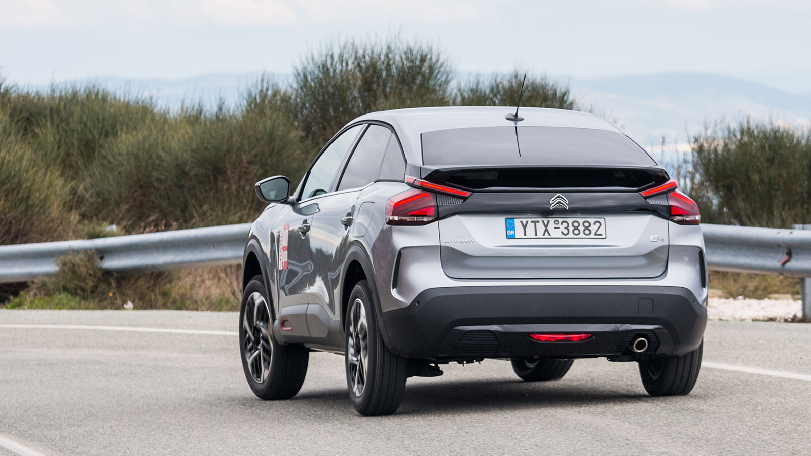 Η σχεδίαση του νέου Citroen C4 
C-Cross είναι ιδιαίτερη και ξεχωριστή. Το νέο γαλλικό μοντέλο ορίζει τη διαφορετικότητα περιπλέκοντας έντεχνα στοιχεί