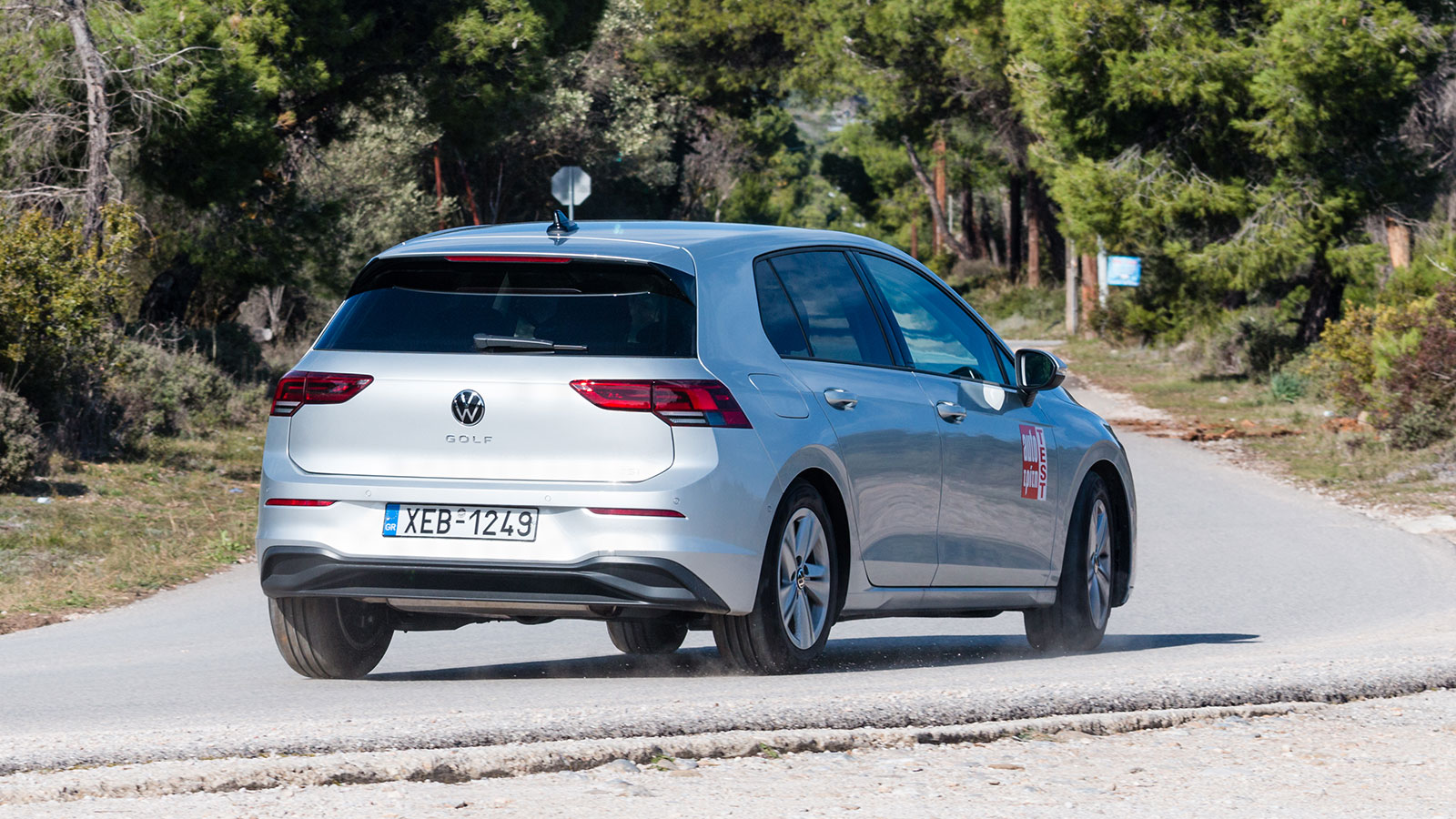 Tο Golf θα σιδερώσει τις ανωμαλίες και στον αυτοκινητόδρομο θα παραμένει πεισματικά ήσυχο και ευθύβολο ακόμα και σε πολύ υψηλές ταχύτητες.

