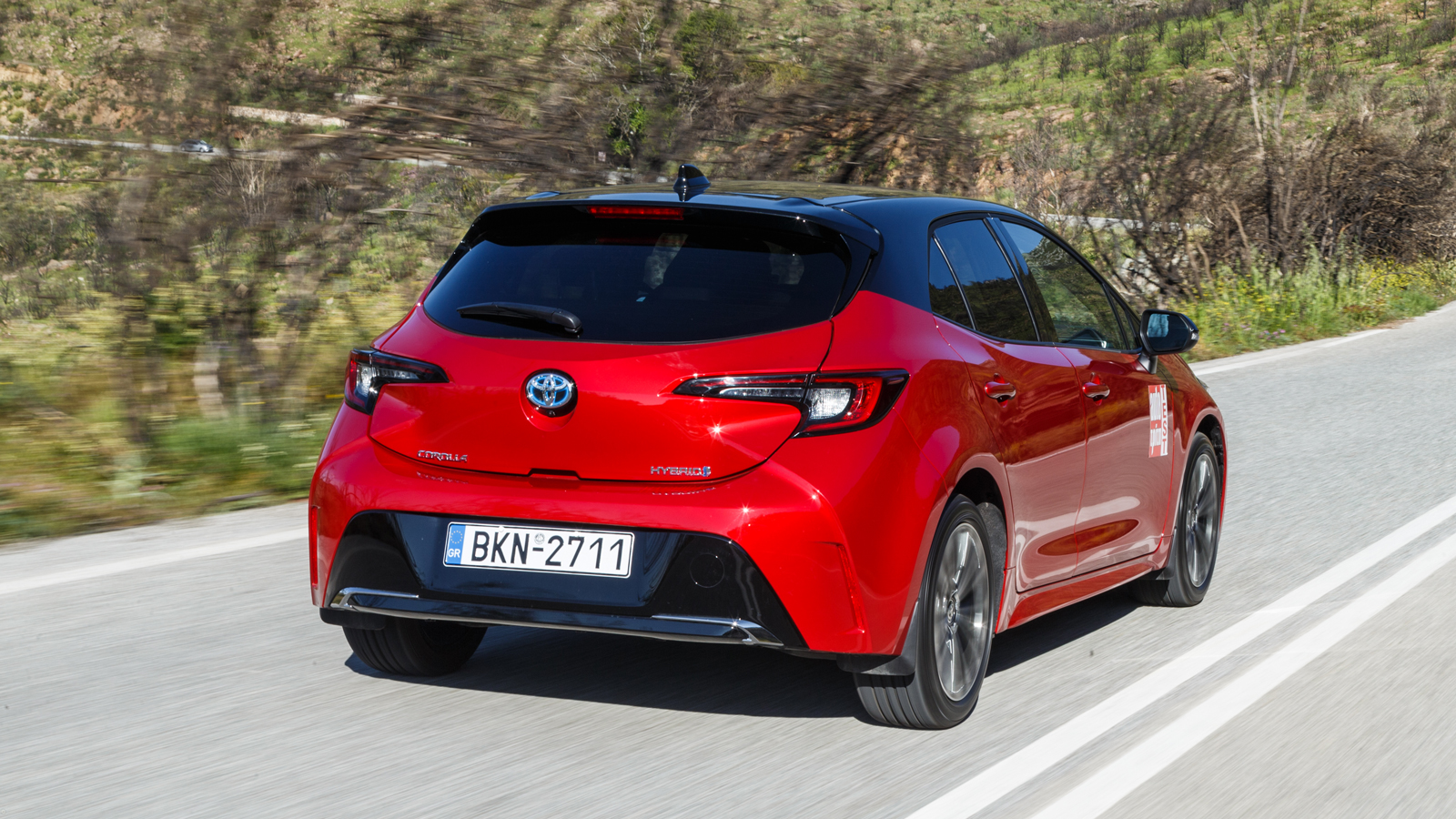 Η Corolla αισθητικά εκφράζει ένα πιο δυναμικό και προχωρημένο προφίλ, που διαμορφώνεται από τις έντονες ακμές των αμαξωμάτων τους σε συνδυασμό με τις 