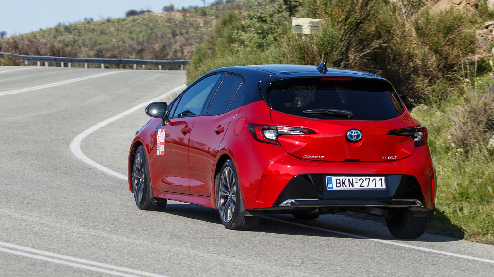Η Corolla είναι ευχάριστη και αποτελεσματική στην γρήγορη οδήγηση, χάρη στο εξαιρετικό σε αμεσότητα και ακρίβεια τιμόνι της και τα διπλά ψαλίδια της π