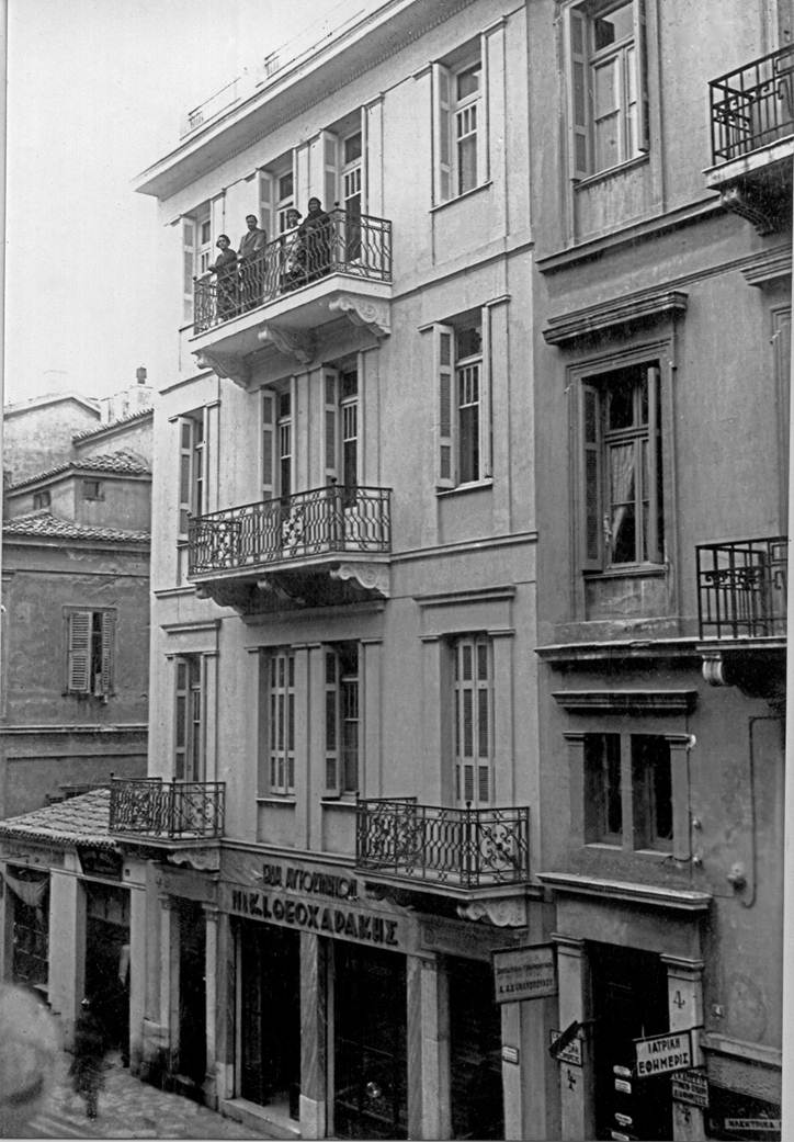Το κατάστημα του Νικόλαου Θεοχαράκη στην οδό Βερανζέρου 6, στα μέσα της δεκαετίας του 1940.

