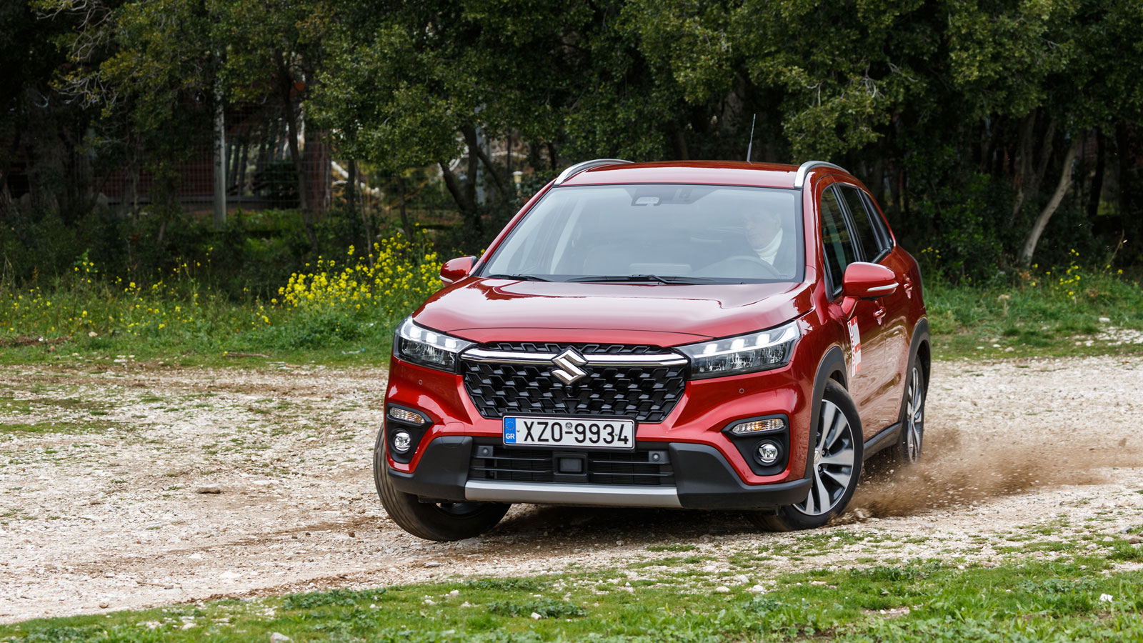Στο αυτοφορτιζόμενο υβριδικό Suzuki S-Cross των 116 ίππων τη μετάδοση της ροπής στους τροχούς αναλαμβάνει το αυτόματο κιβώτιο έξι σχέσεων το οποίο ονο