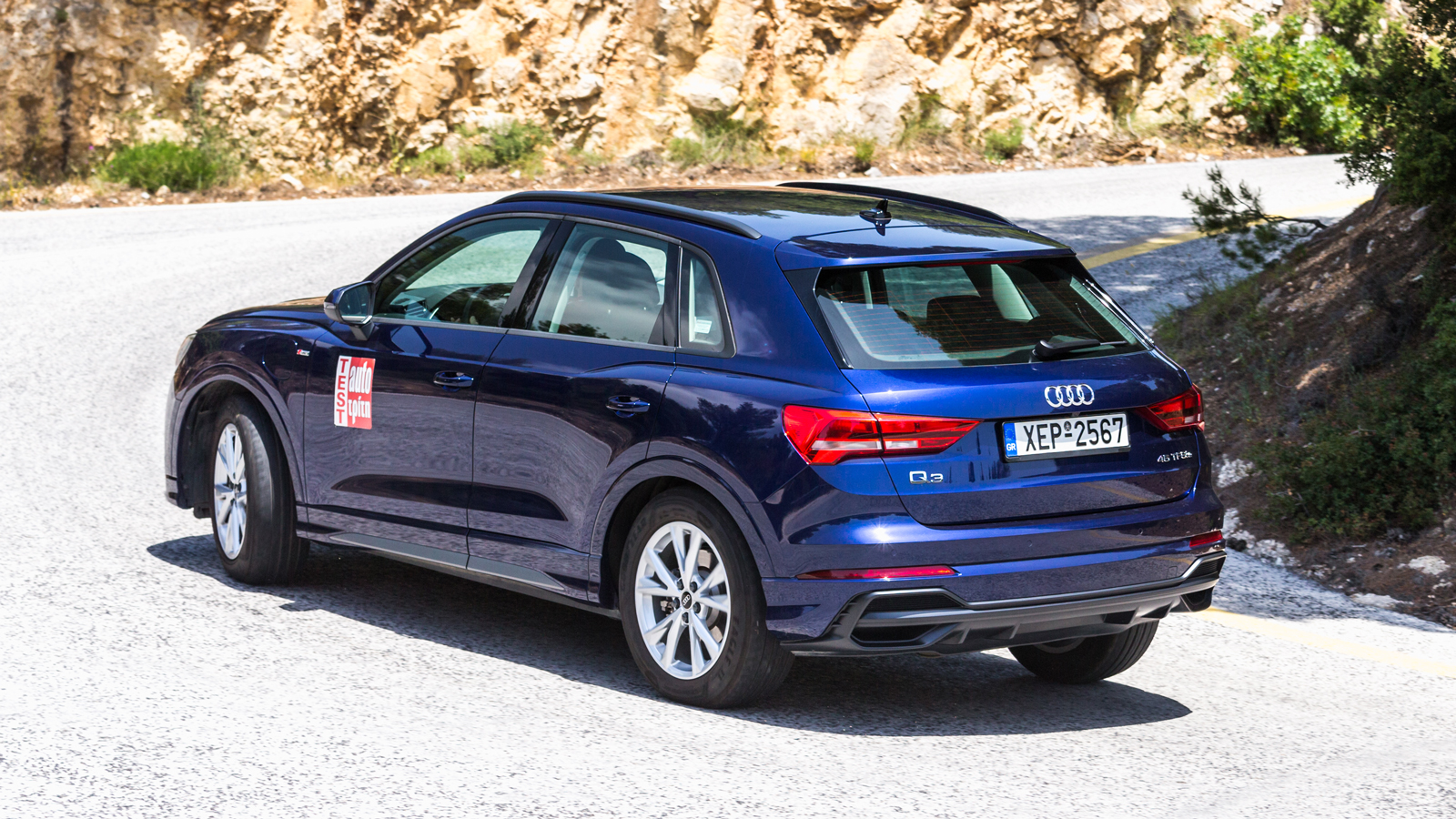 Tο εξαιρετικό στο φρενάρισμα Audi Q3 (35 μ. έναντι 37,2 της Mercedes) θυμίζει οδηγικά περισσότερο ένα υψηλό A3, ισορροπώντας με μαεστρία ανάμεσα στην 