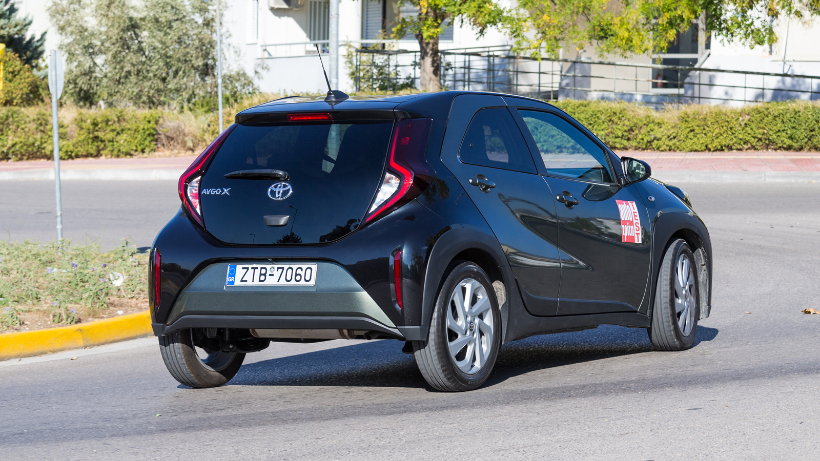 Το Toyota Aygo Χ έχει «πάτημα» που θυμίζει μοντέλο από την αμέσως μεγαλύτερη κατηγορία και παρά το αυξημένος ύψος δε γέρνει σε βαθμό που θα επηρεάσει 
