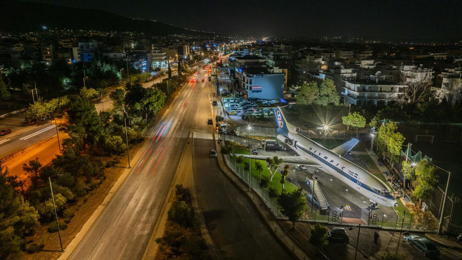 Αεροπλάνο της Ολυμπιακής παρκαρισμένο δίπλα σε κεντρική λεωφόρο της Αττικής