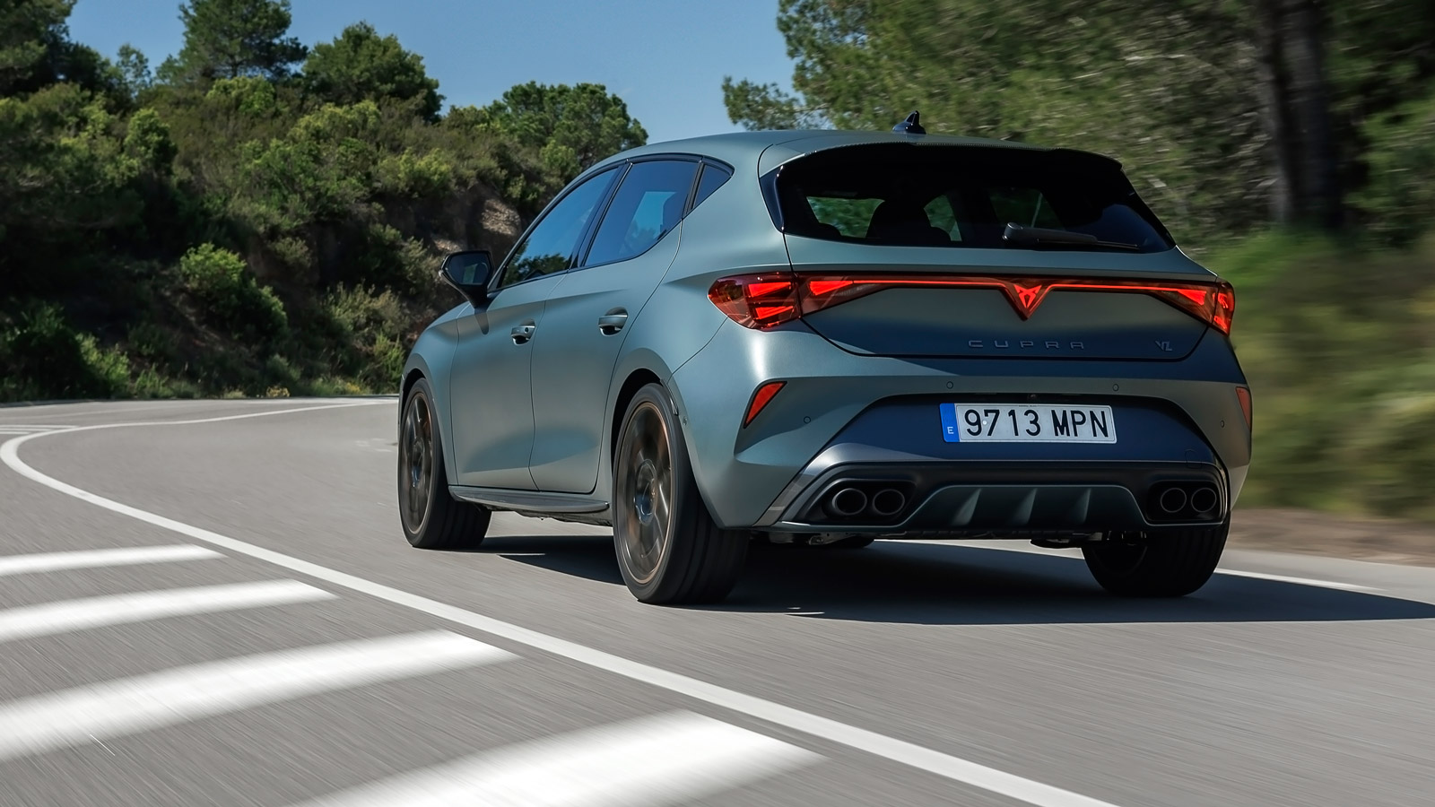 Το CUPRA Leon VZ e-hybrid των 272 ίππων, μόνο στις πολύ κλειστές στροφές θα δείξει το παραπάνω βάρος, όπως και το Formentor. Κατά τα άλλα, τα plug-in 