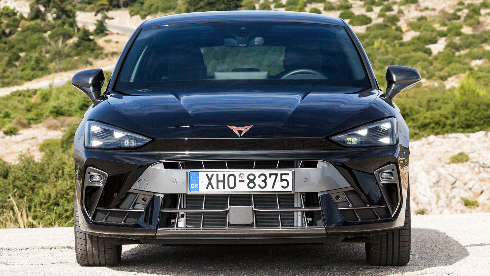 στο ανανεωμένο Leon η γρίλια αντικαταστάθηκε από μια λεπτή γυαλιστερή φάσα, στέλνοντας το σήμα πάνω στο καπό και ο αεραγωγός μεγάλωσε προς όλες τις κα