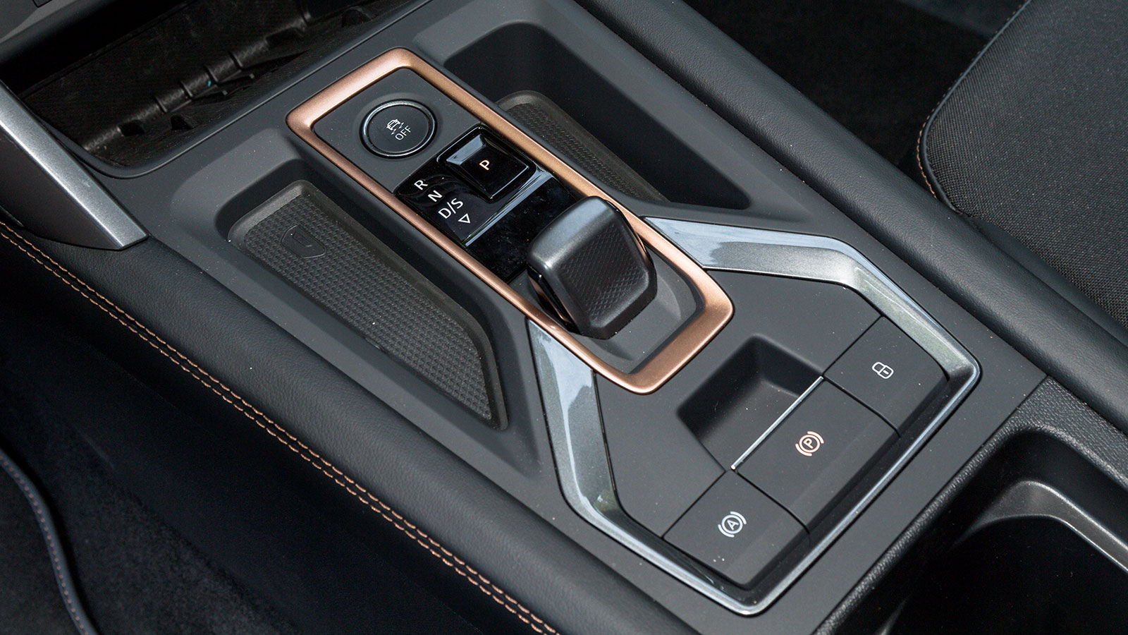 Οι μικρές αναβαθμίσεις στο ήδη εξαιρετικό φινίρισμα, όπως το μπρονζέ πλαίσιο στον επιλογέα ταχυτήτων, έδωσαν πόντους στην συνολική εικόνα του Leon