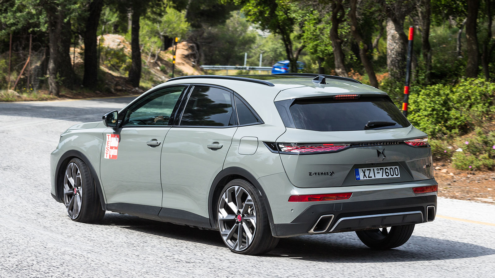 Το ισχυρό κινητήριο σύνολο του plug-in DS 7 είναι και ο λόγος που οι επιδόσεις του είναι… καυτές: 0-100 σε 5,9 δλ., 60-100 σε 2,8 δλ., 80-120 σε