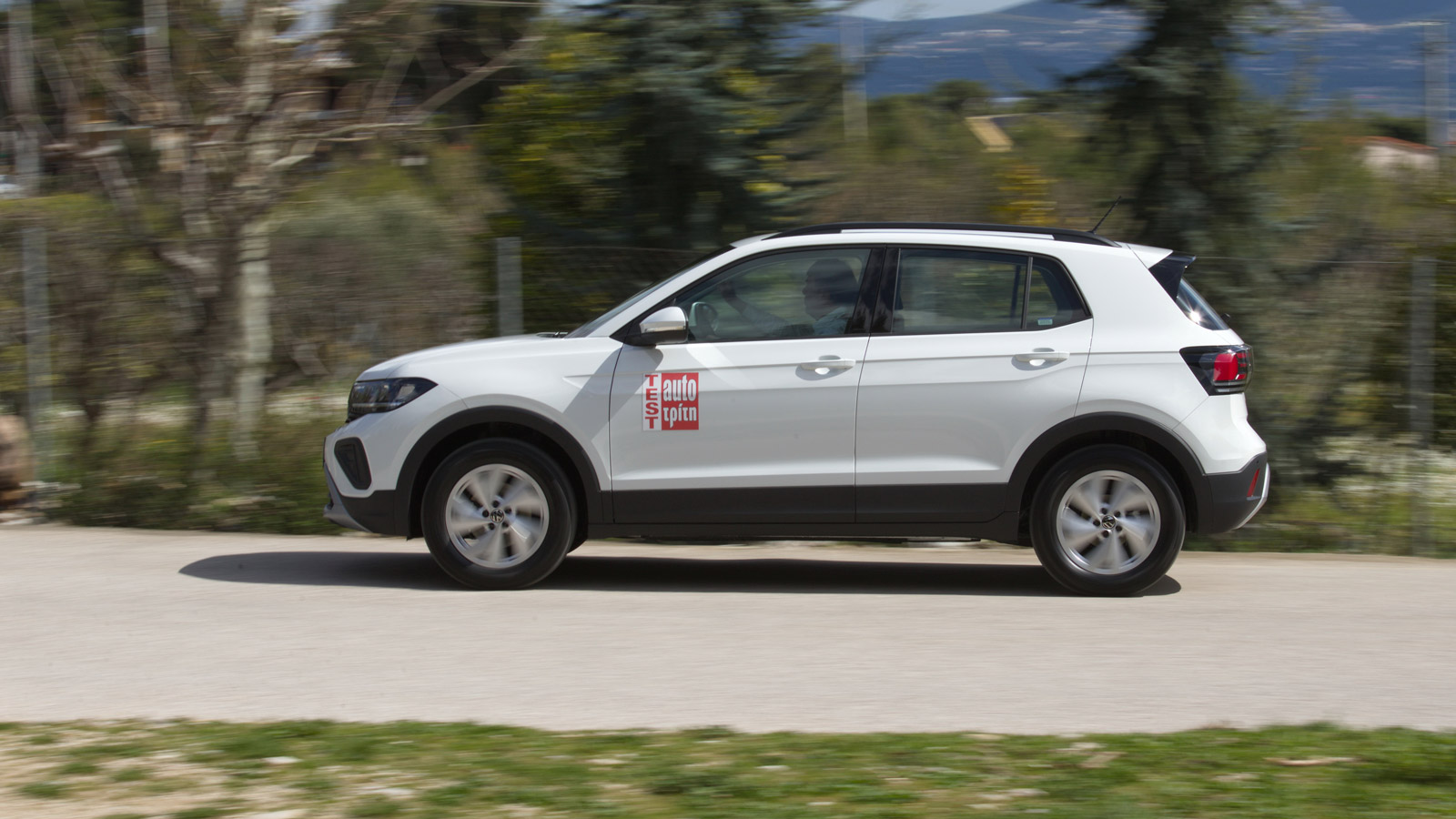 Ο 1,0 TSI επανήλθε στα 116 άλογα (παραμένει στα 95 άλογα η βασική εκδοχή του). Στην πράξη είναι «κεφάτος» και εύρωστος από χαμηλά, οι επιδόσεις καλές 