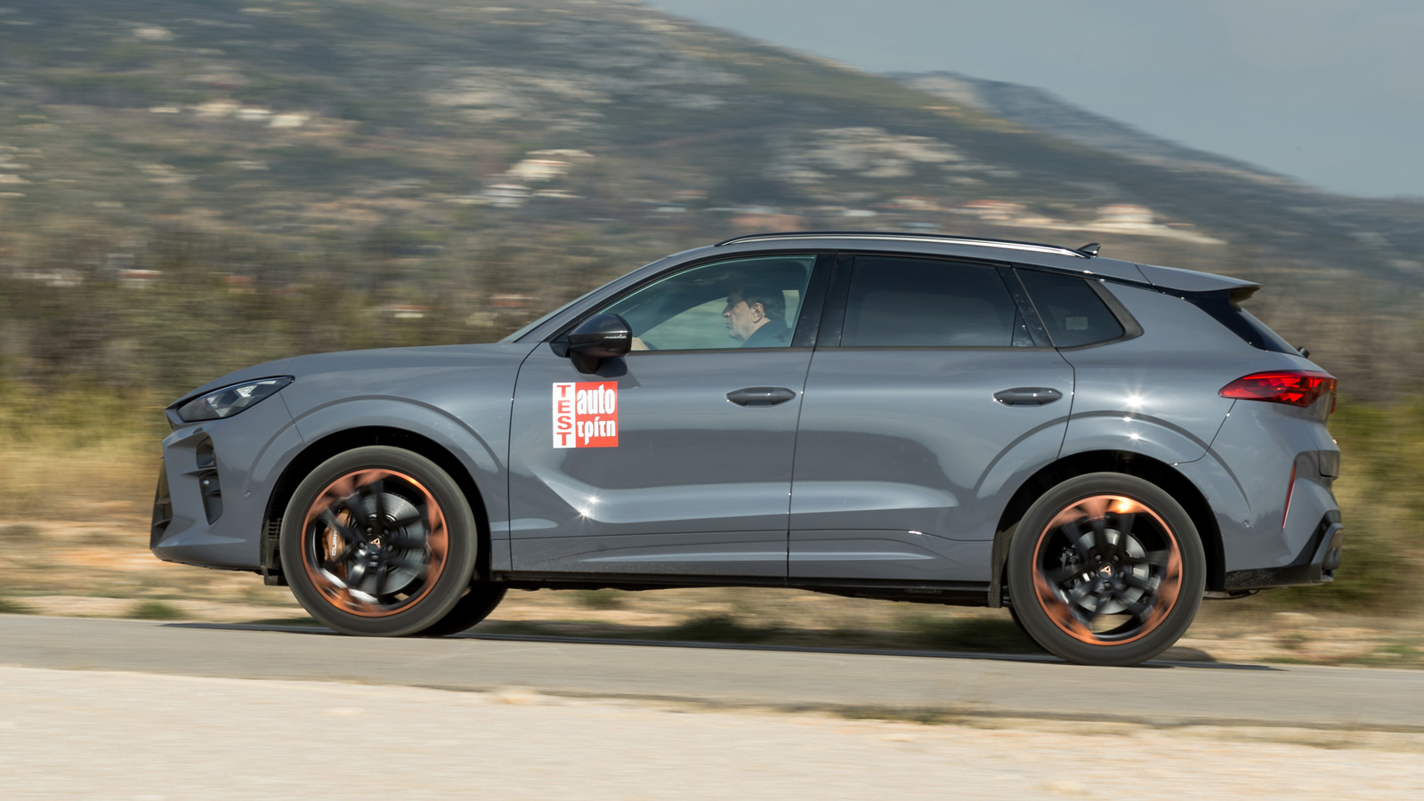 Το «καυτό» CUPRA Terramar έχει τον τρόπο του ώστε προσφέρει σπορ αίσθηση χωρίς να θυσιάζει πολλά σε ποιότητα κύλισης και παρά τους 20άρηδες τροχούς με