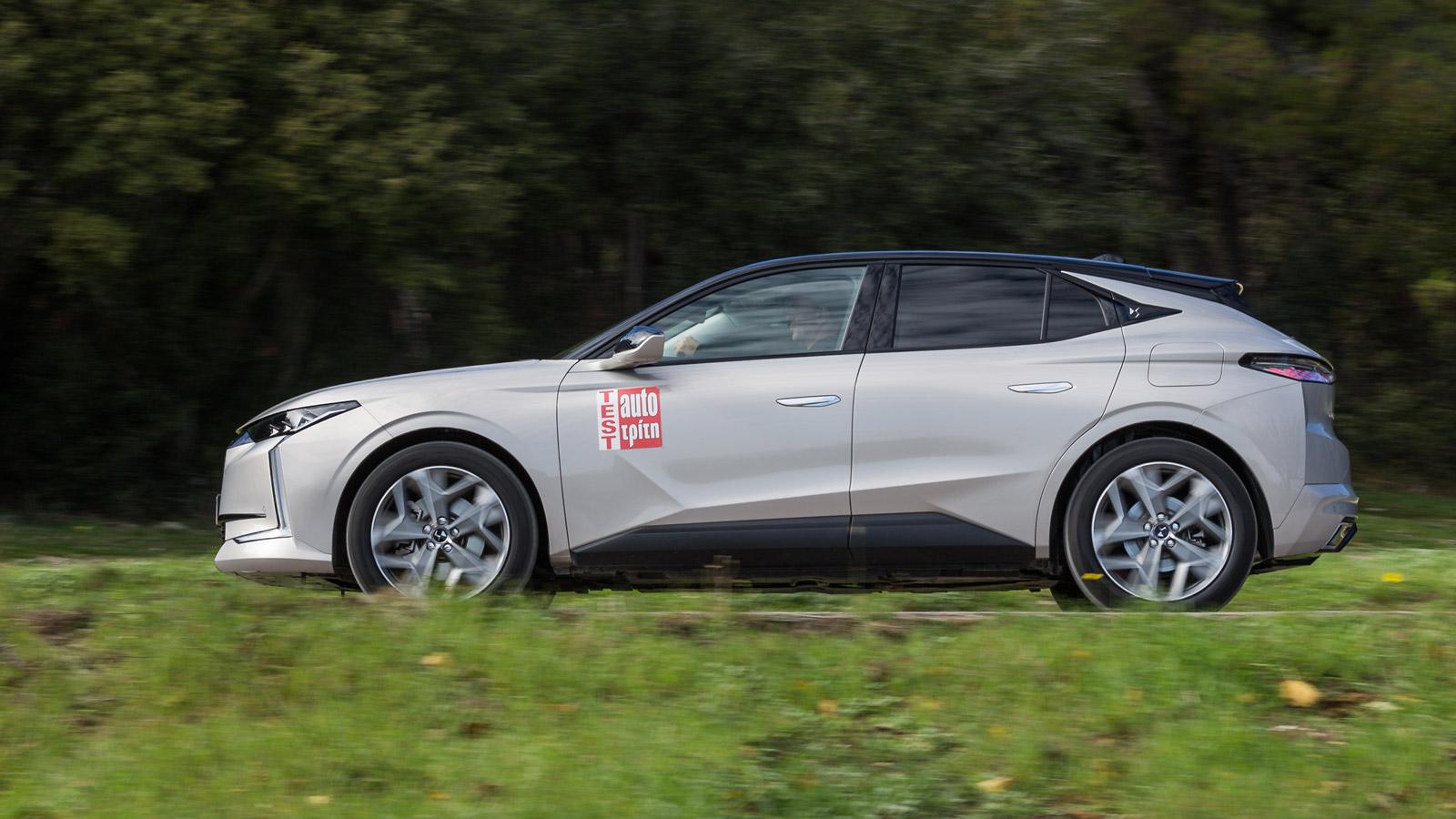 Ο προσανατολισμός του DS 4 E-Tense Esprit de Voyage είναι ξεκάθαρα προς την άνεση. Ταξιδεύει βελούδινα και προπαντός ήσυχα από κάθε άποψη: κύλιση, αερ