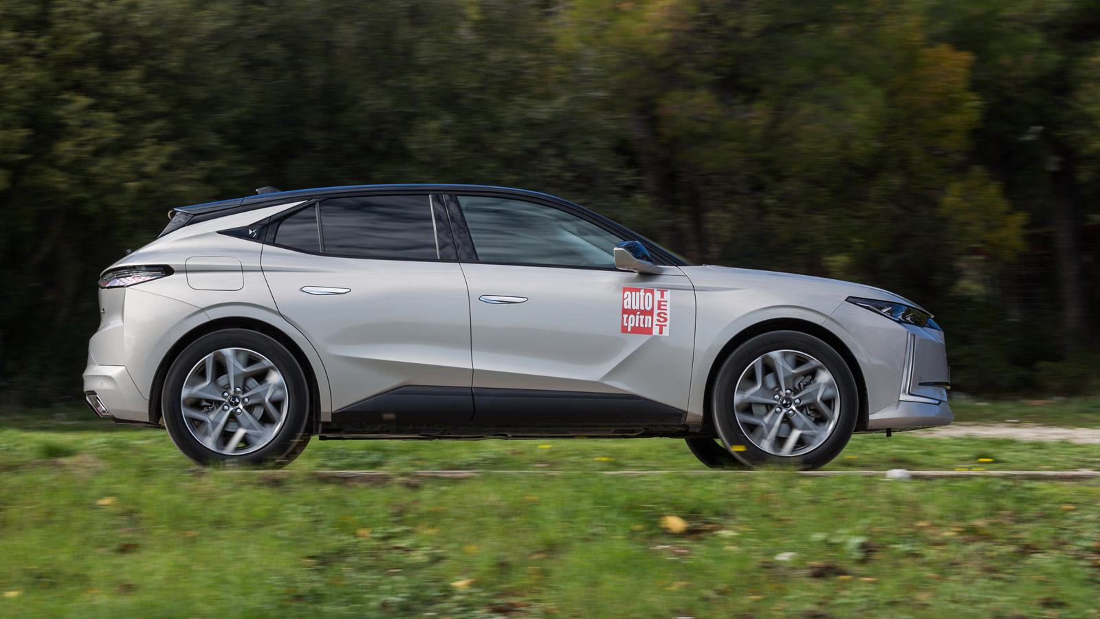 Το DS 4 Esprit de Voyage συνδυάζεται μόνο το plug-in υβριδικό σύστημα κίνησης των 225 ίππων. Σαν αποτέλεσμα, επιταχύνει σβέλτα, αλλά και είναι πολύ οι