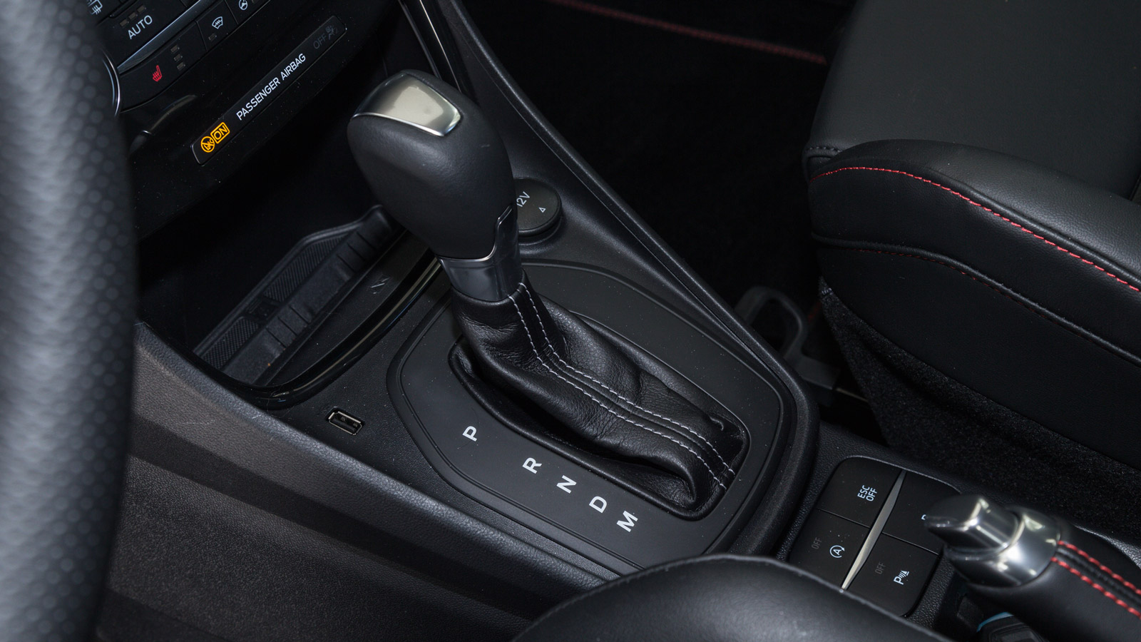 Ο ψηφιακός πίνακας οργάνων έχει shift light στην κορυφή του, στάνταρ αυτόματο κιβώτιο και σπορ τιμόνι.