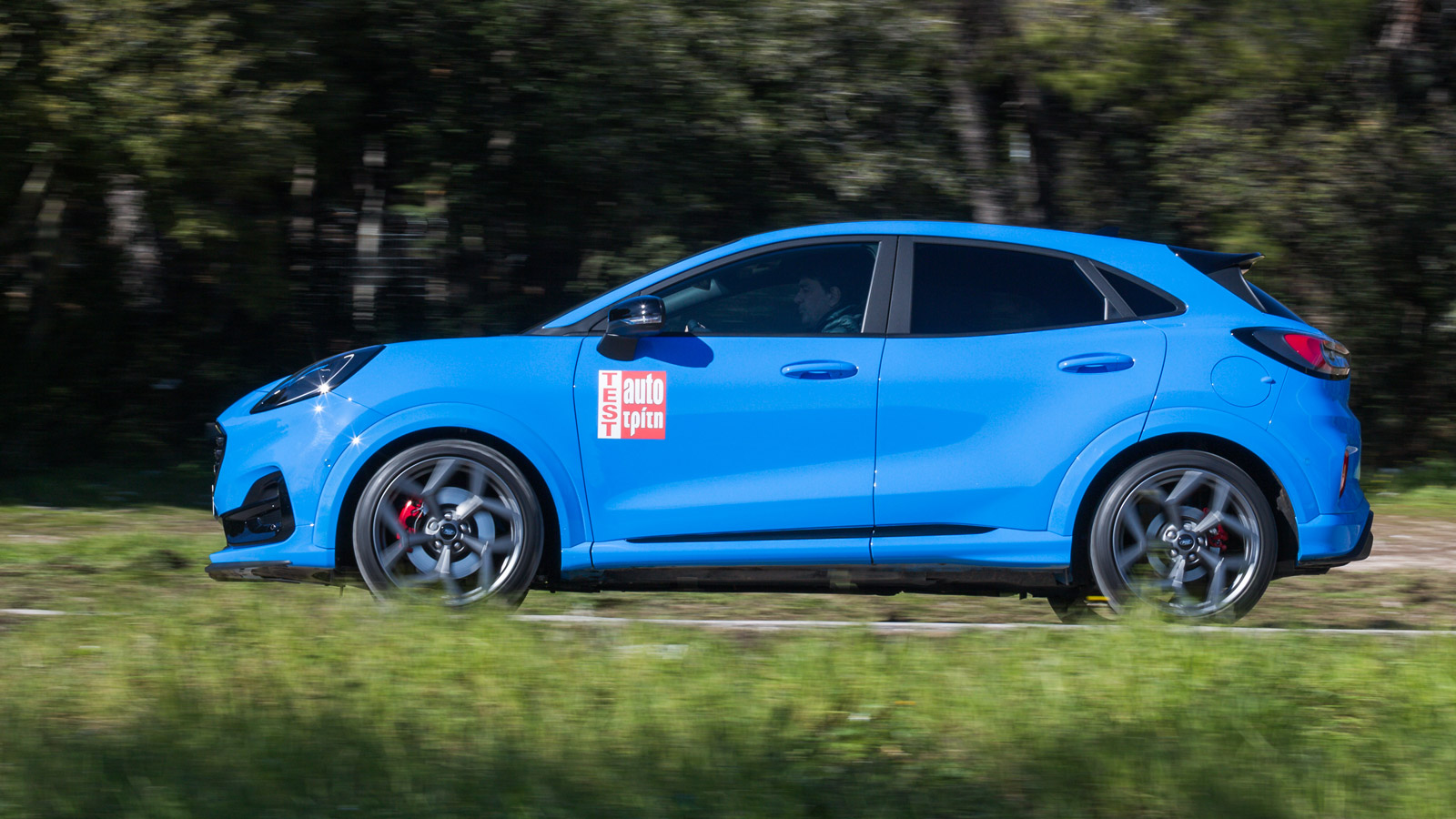 Γραπωμένο στην άσφαλτο και εξαιρετικά γρήγορο σε κλειστά κομμάτια, το Puma ST των 170 ίππων παραμένει μια γνήσια σπορ κατασκευή, που εκτελεί με χειρου