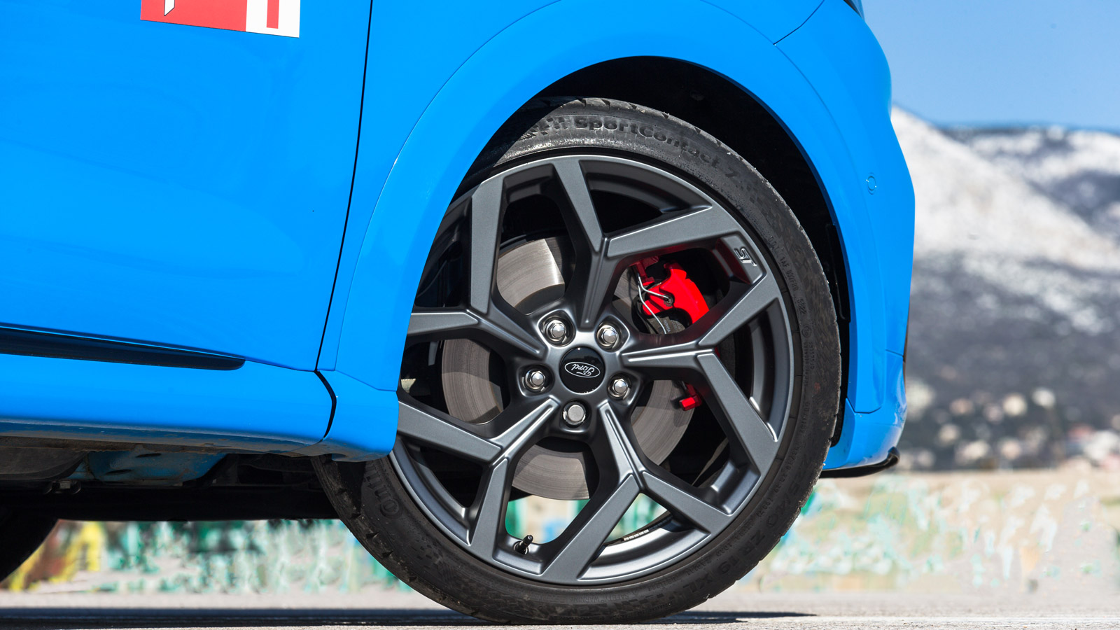 Οπτικά το Puma ST των 170 ίππων και στα πλαίσια της ανανέωσης του μοντέλου τόνισε την άγρια ομορφιά που εξασφάλισε η Ford Performance. Στάνταρ οι 19άρ