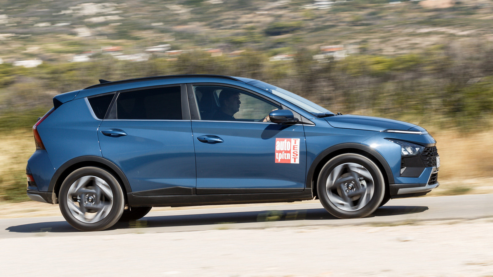 Το Hyundai Bayon προσεγγίζει ιδανικά το οδηγικό προφίλ που απαιτεί η συγκεκριμένη κατηγορία, όντας άνετο στις καθημερινές μετακινήσεις και ήσυχο ανοιχ