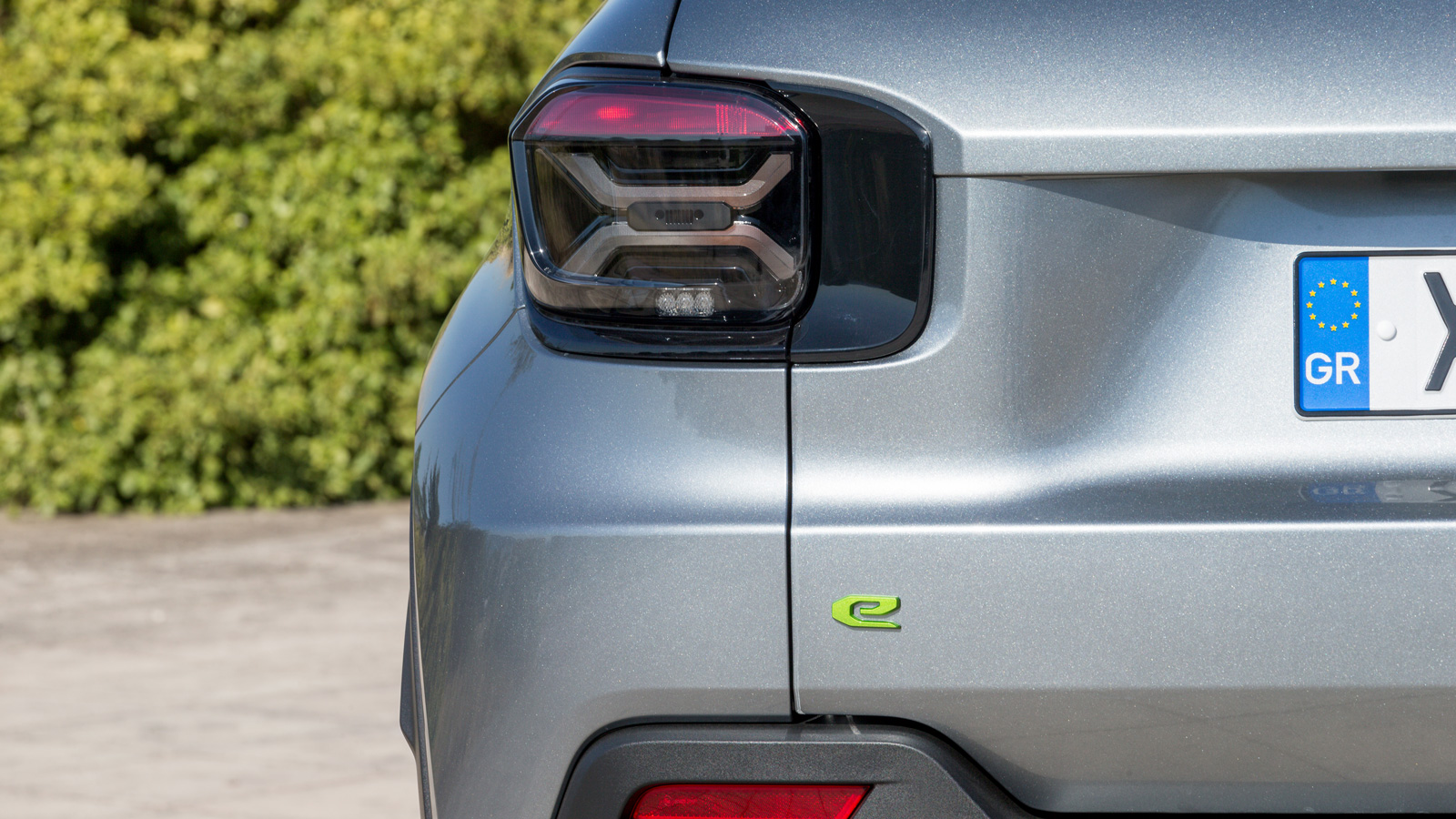 Το Jeep Avenger e-Hybrid διατηρεί στο ακέραιο το κομψό design και τις σκληροτράχηλές καταβολές του. Μόνο το πράσινο «e» πίσω δεξιά φανερώνει τον εξηλε