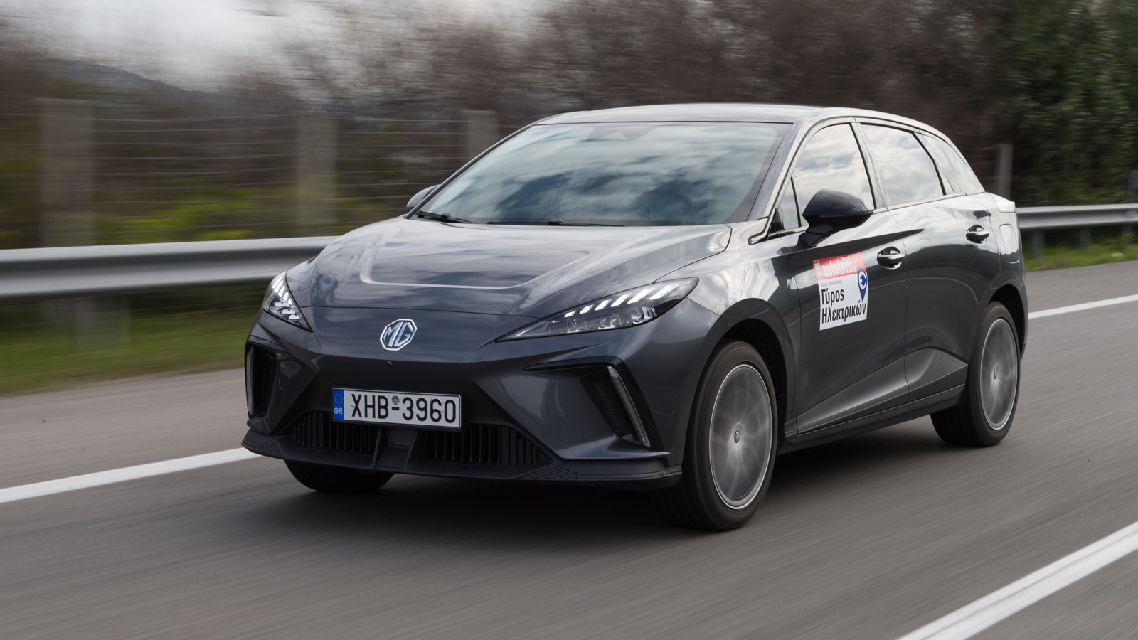 Στην πράξη και σύμφωνα με τις μετρήσεις μας, το MG4 Extended Range επιταχύνει αισθητά πιο γρήγορα και προσπερνά πιο άνετα  από τις εκδόσεις με μπαταρί