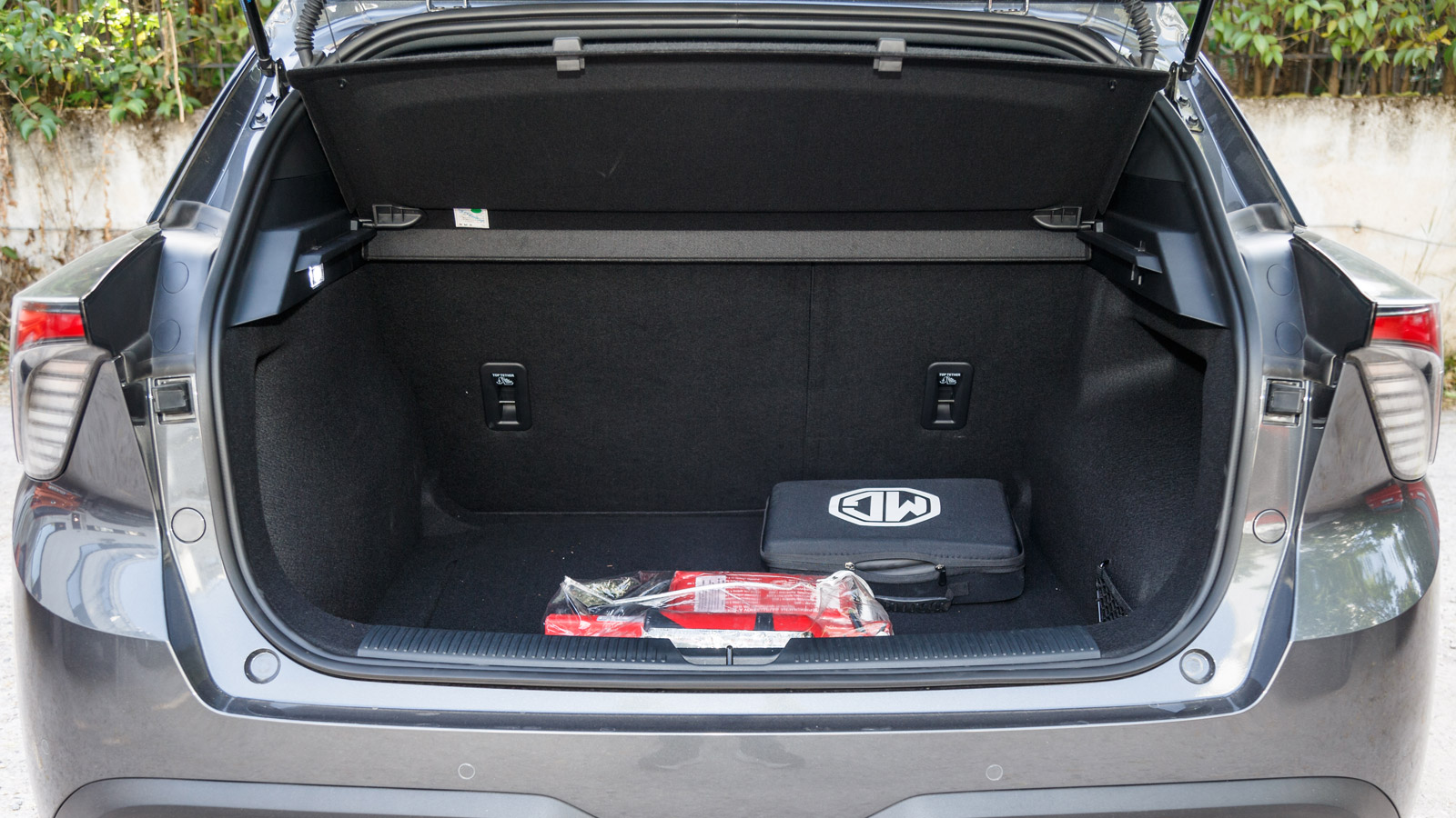 Οι χώροι για τους επιβάτες παραμένουν άνετοι, αλλά το πορτ μπαγκάζ των 363 λτ. είναι μέτριο για μικρομεσαίο οικογενειακό.