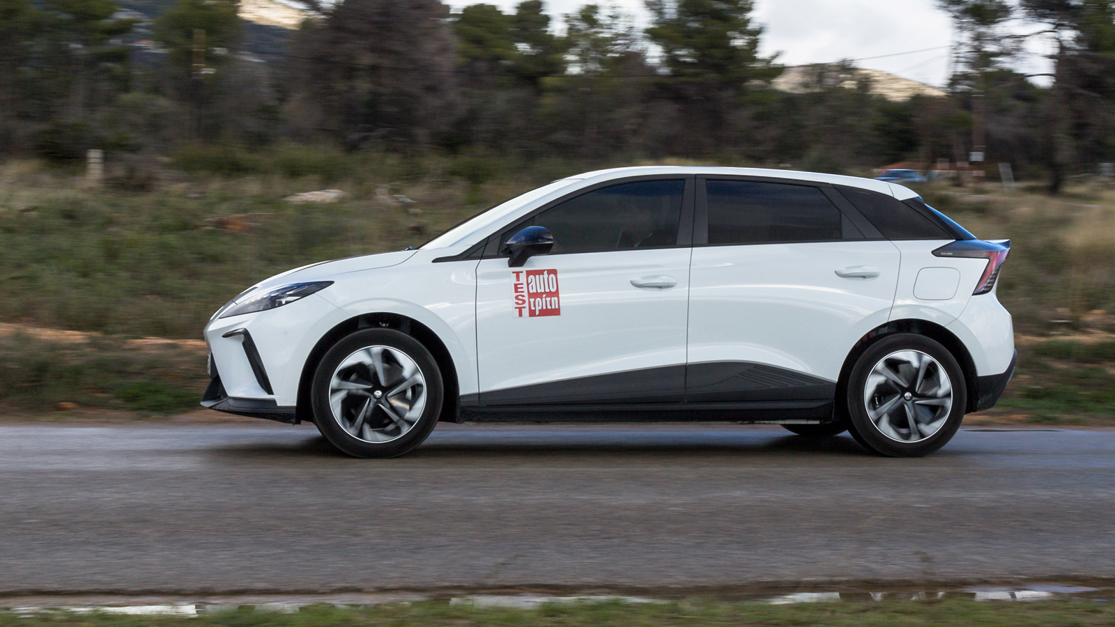 Τίποτα δεν αλλάζει στην αιχμηρή και αεροδυναμική σχεδίαση εμφάνιση του MG 4 με τα 170 άλογα και την μπαταρία των 51 kWh. Η τιμή μετά από την κρατική ε