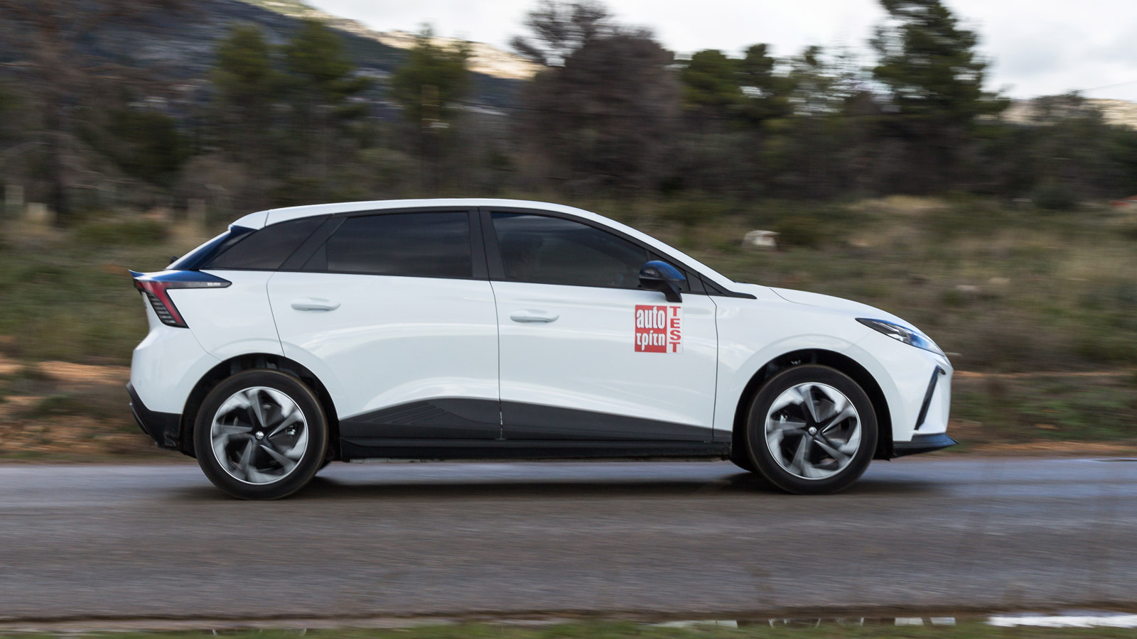 Με την μπαταρία των 51 kWh και το αποδοτικό σύστημα ανάκτησης ενέργειας (3 σταδίων) το MG 4 καταφέρνει μια πραγματική μέση αυτονομία στην πόλη που φτά