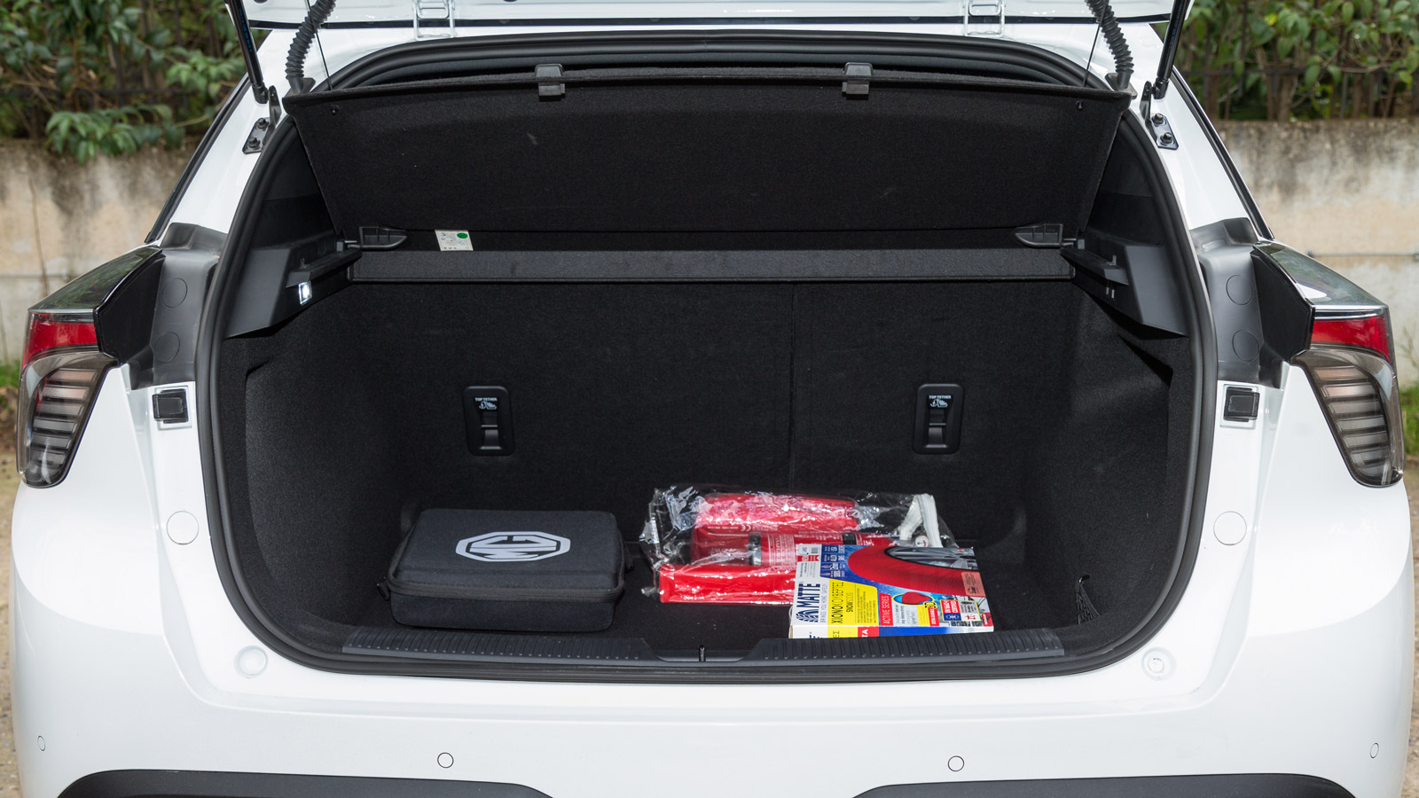 ¶νετοι χώροι για τους επιβάτες, κάτω από το μέσο όρο της κατηγορίας ο χώρος αποσκευών των 363 λίτρων. 