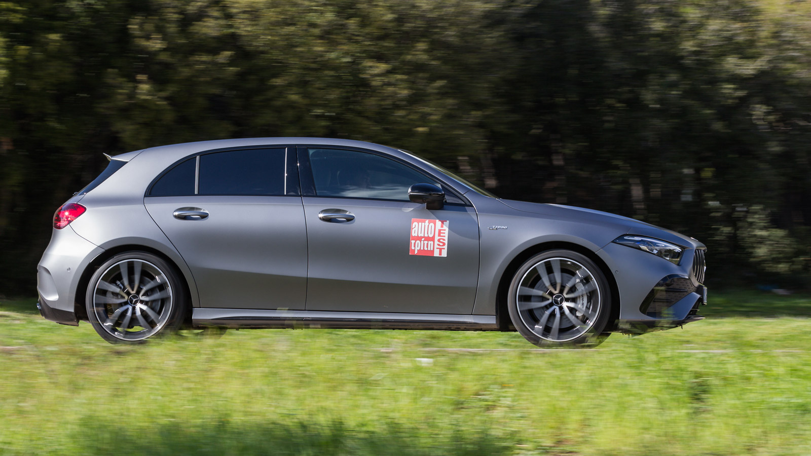 Πλέον η Mercedes-AMG A 35 4MOTION διαθέτει ήπια υβριδικό σύστημα EQ Boost, που υποστηρίζει τη γρήγορη εκκίνηση με επιπλέον ισχύ 10 kW (13,6 ίππους). Α