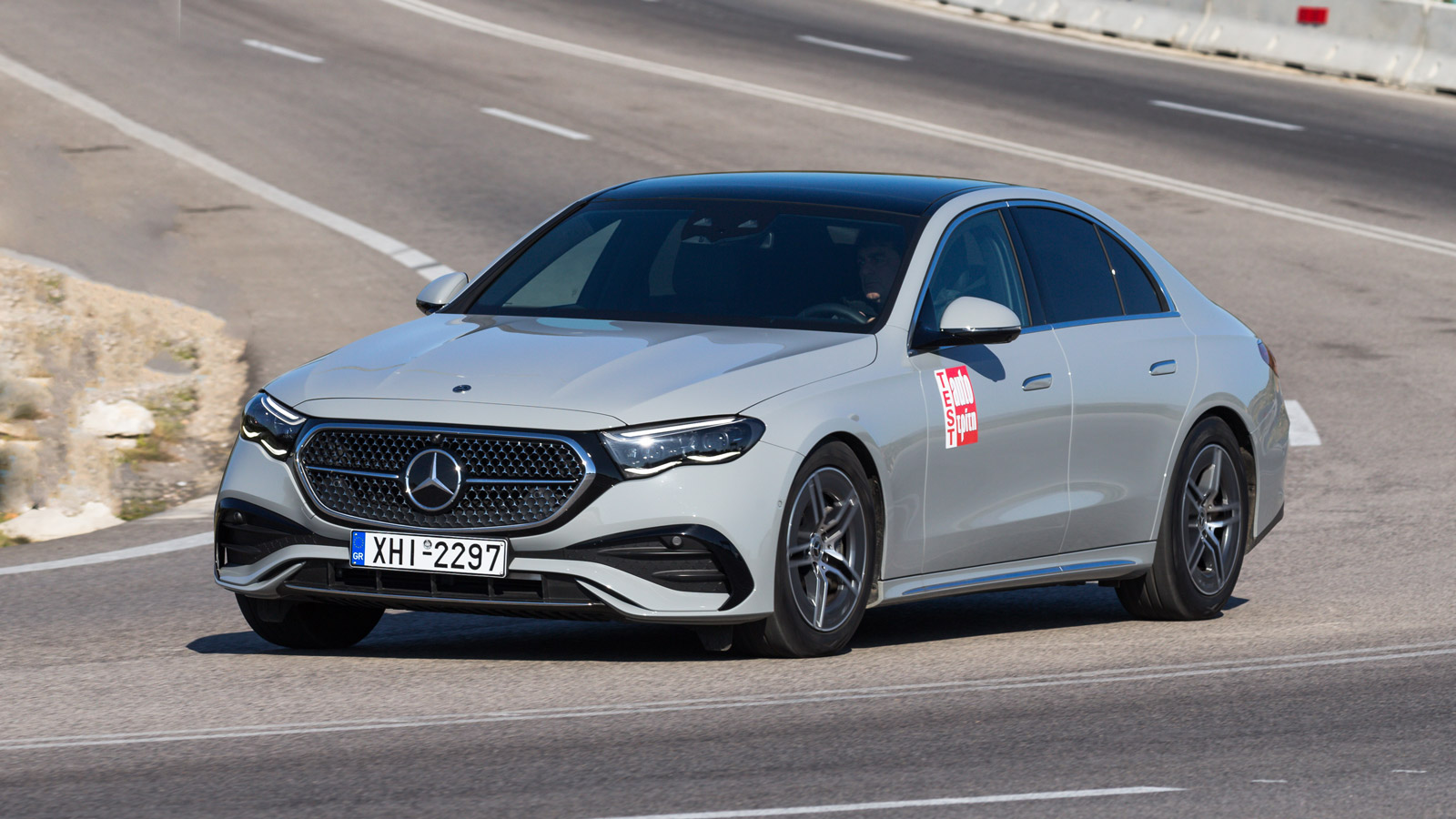 Η νέα Mercedes  E-Class είναι απρόσμενα ευέλικτη, αφού στις χαμηλές ταχύτητες οι πίσω τροχοί στρίβουν αντίθετα από τους μπροστινούς, χαρακτηριστικό πο