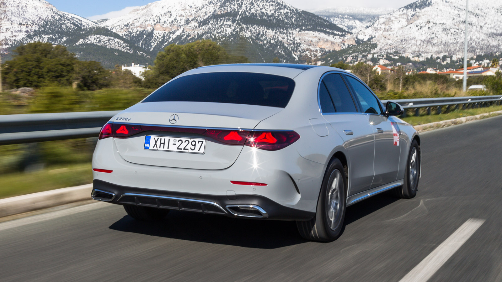 Σχεδιαστικά, η νέα Mercedes E-Class προσεγγίζει τα πιο σύγχρονα σχεδιαστικά πρότυπα της εταιρείας, με στοιχεία τόσο από την S Class, όσο και από τη C-