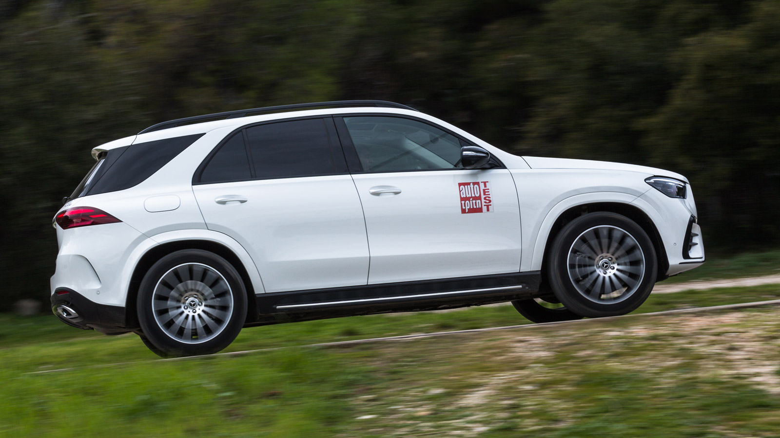 H Mercedes GLE 350 de δεν προσφέρει τίποτα λιγότερο από μια ξεχωριστή αρχοντιά και ένα απρόσμενα «αέρινο» πάτημα, παρά το τεράστιο βάρος και τις θηριώ