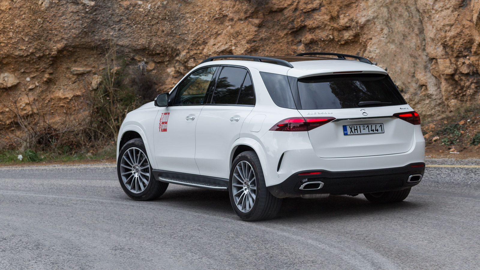 Στην ουδέτερη συμπεριφορά της Mercedes GLE συμβάλει τόσο το ηλεκτρονικό οπλοστάσιο, όσο και η ηλεκτρονικά ελεγχόμενη τετρακίνηση 4MATIC (45:55), που α