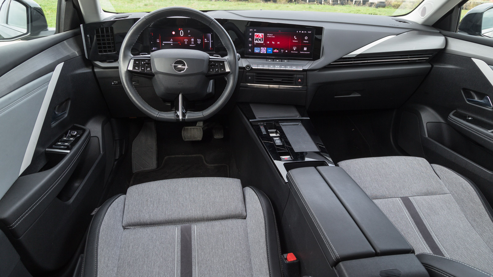 Στην καλοφτιαγμένη καμπίνα ξεχωρίζει το Pure Panel cockpit, ήτοι ο συνδυασμός δύο οθονών 10 ιντσών πίσω από ένα ενιαίο πλαίσιο, που δίνει τον digital 