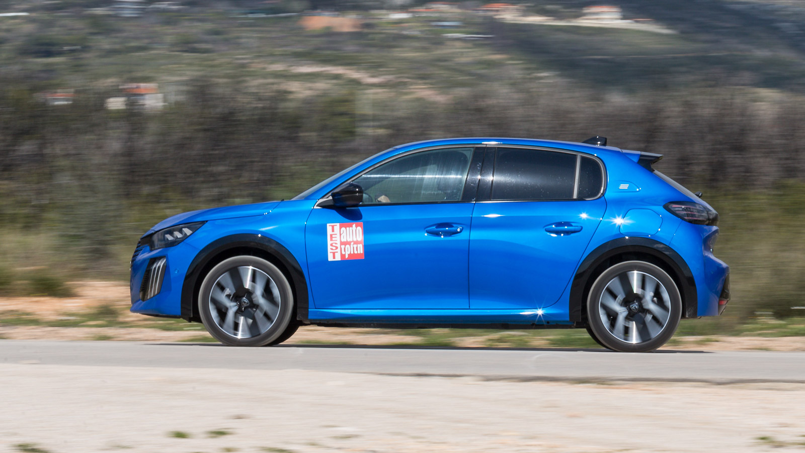 Ο ηλεκτροκινητήρας του εικονιζόμενου Peugeot e-208, όπως και του e-2008 κέρδισε 20 άλογα με αποτέλεσμα τα δύο γαλλικά ηλεκτρικά να έχουν περισσότερο «