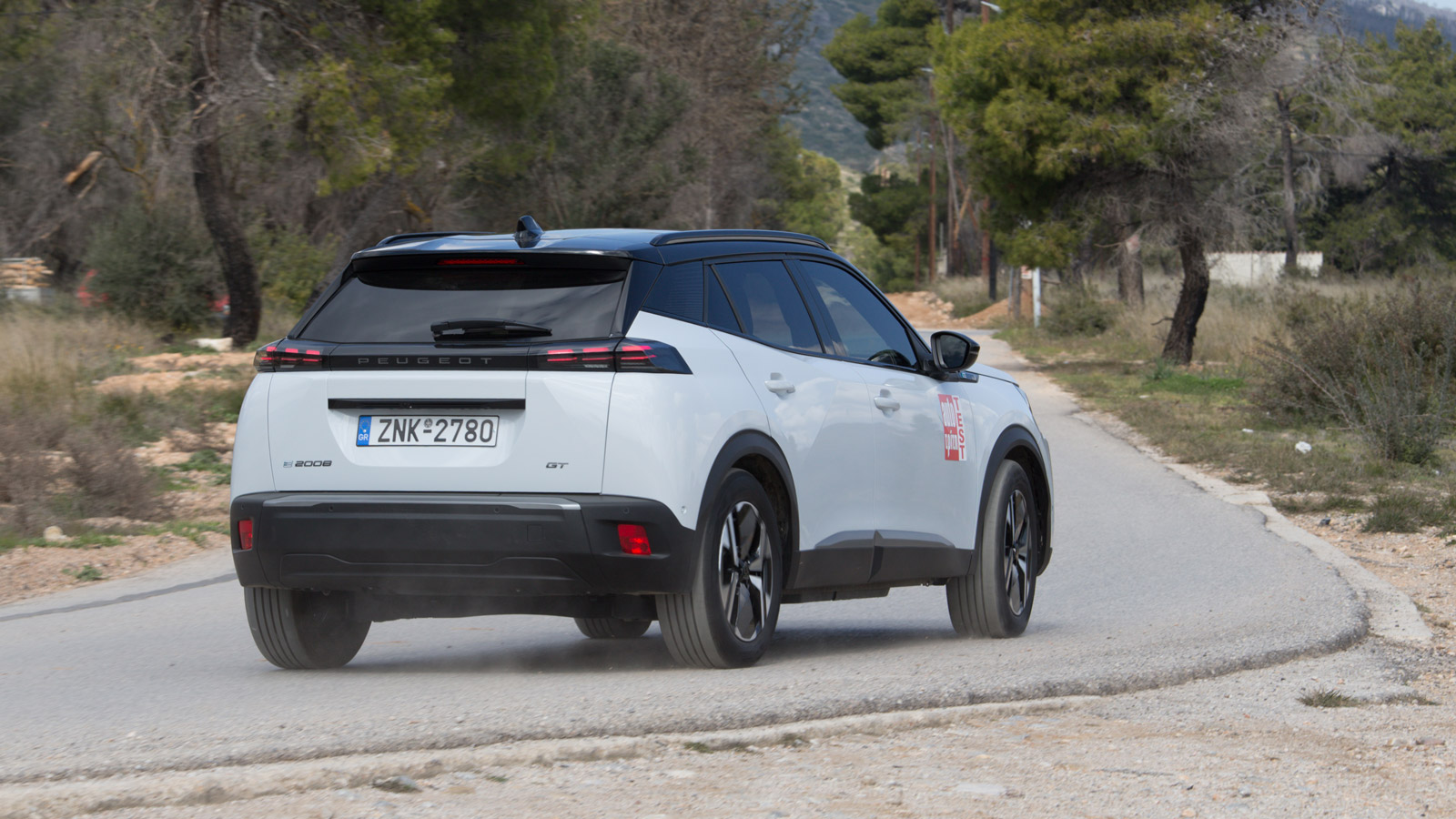 Όπως και στο e-208, η ησυχία από την ηλεκτρική λειτουργία και η υψηλή ποιότητα κύλισης σε καλό τουλάχιστον οδόστρωμα, συμπληρώνουν την ισορροπημένη οδ