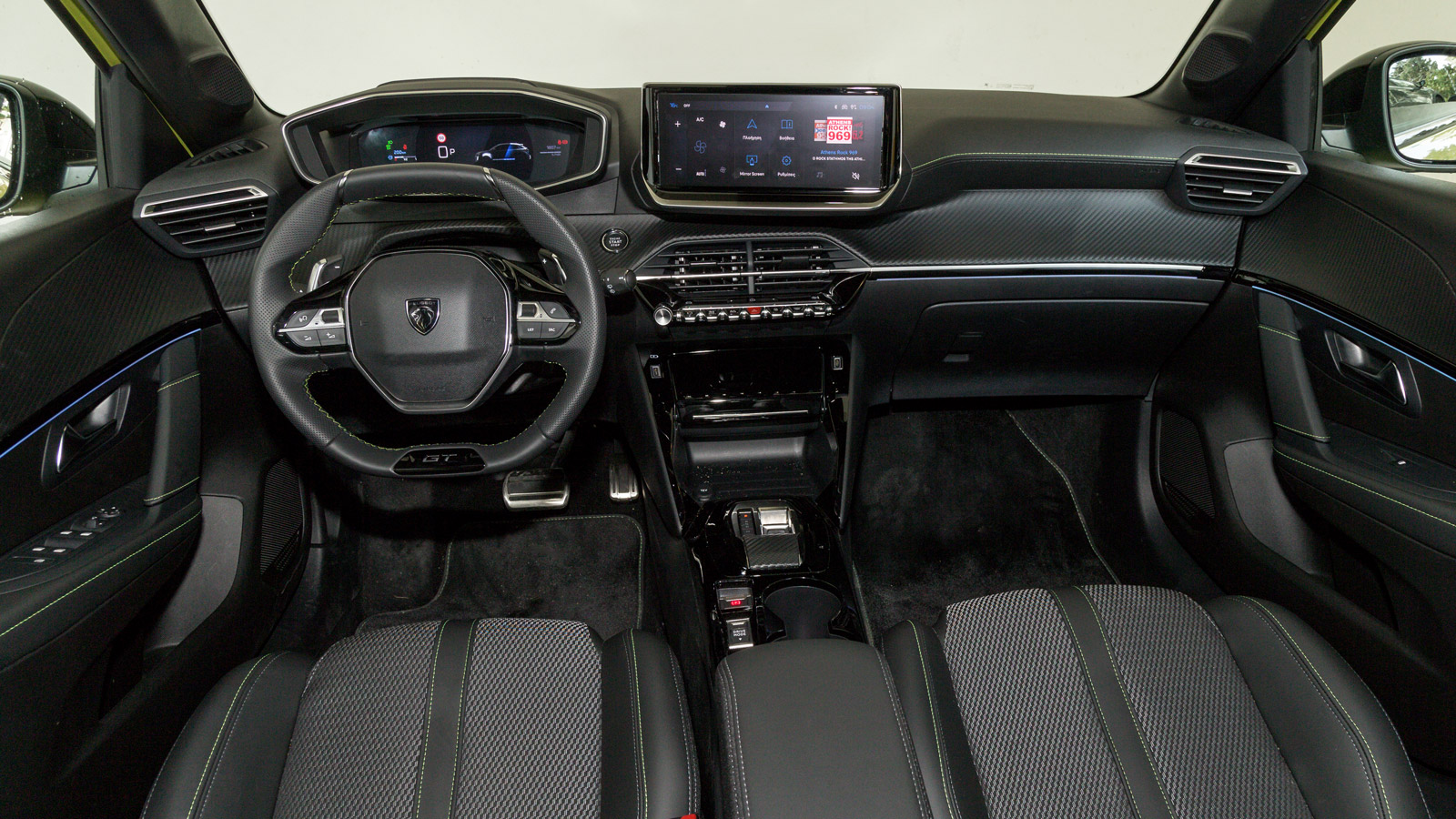 Στάνταρ οθόνη 10 ιντσών στο i-cockpit εσωτερικό με την premium στόχευση και το χαρακτηριστικά μικρό τιμόνι, το οποίο έχει και paddles για σειριακές αλ