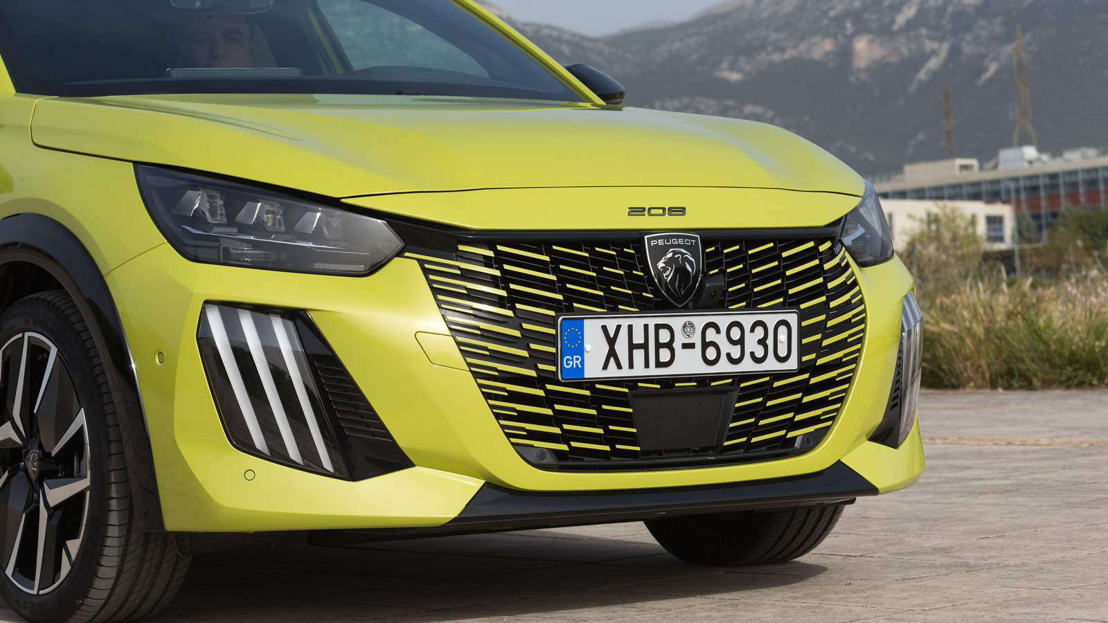 Η φρεσκαρισμένη μάσκα τόνισε το design του Peugeot 208, αλλά η ουσία έχει να κάνει με το λογότυπο «Hybrid» στο πίσω μέρος. Το μικρό της Peugeot δέχθηκ