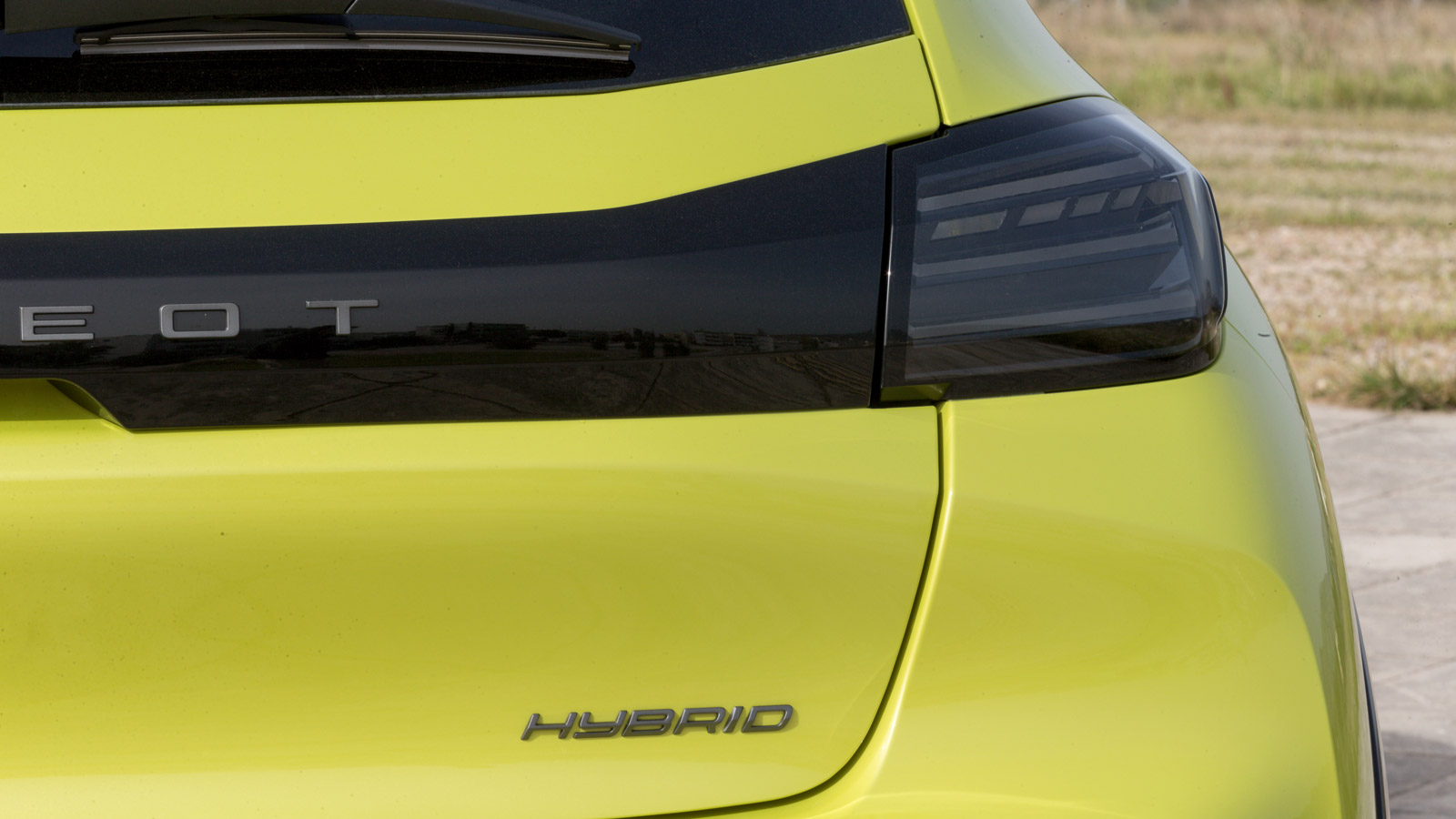 Η φρεσκαρισμένη μάσκα τόνισε το design του Peugeot 208, αλλά η ουσία έχει να κάνει με το λογότυπο «Hybrid» στο πίσω μέρος. Το μικρό της Peugeot δέχθηκ