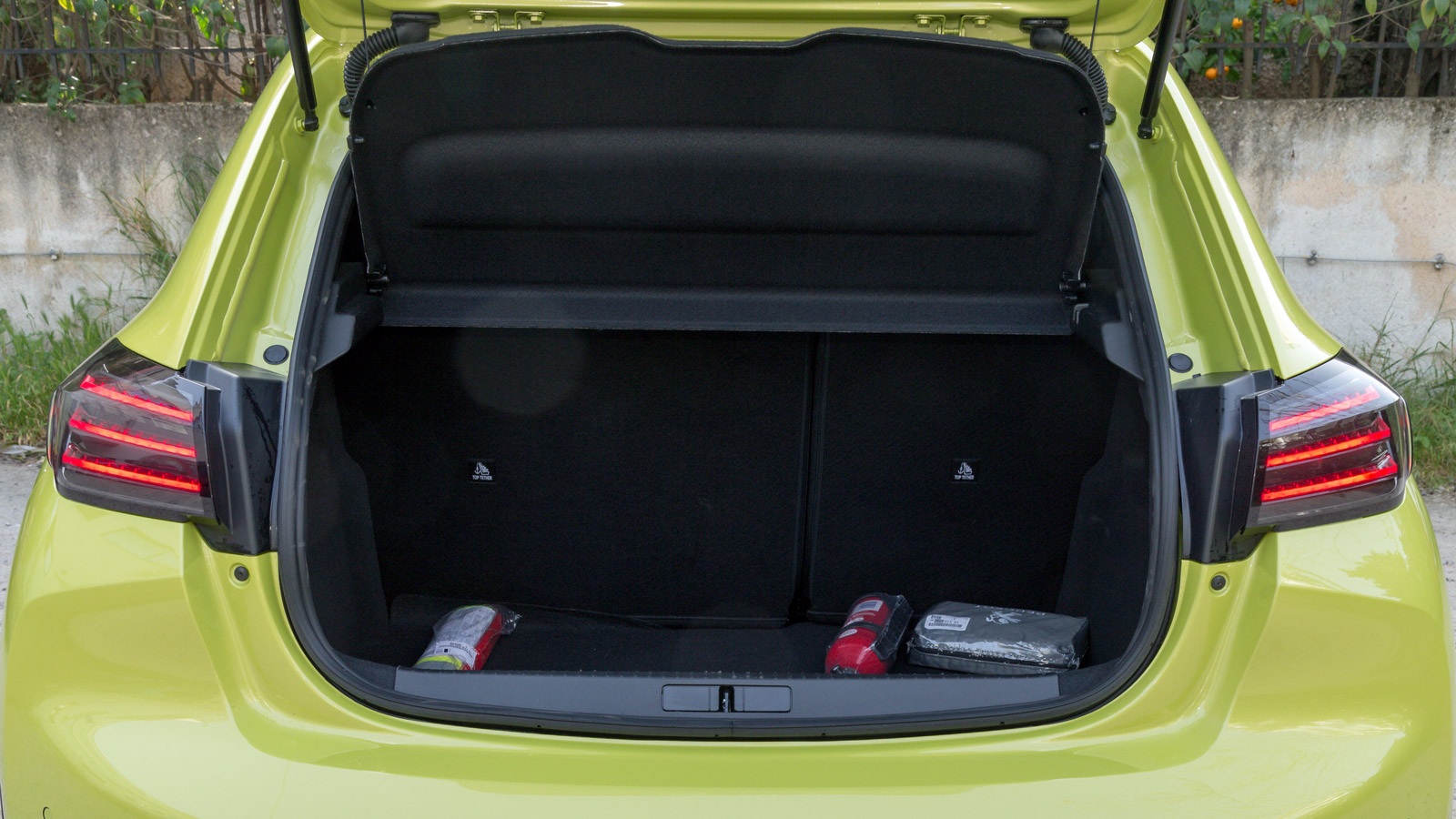 Μέτριος ο χώρος για τα γόνατα των πίσω, αλλά ο χώρος αποσκευών είναι πάνω από το μέσο όρο της κατηγορίας χάρη στην τοποθέτηση της μπαταρίας κάτω από τ