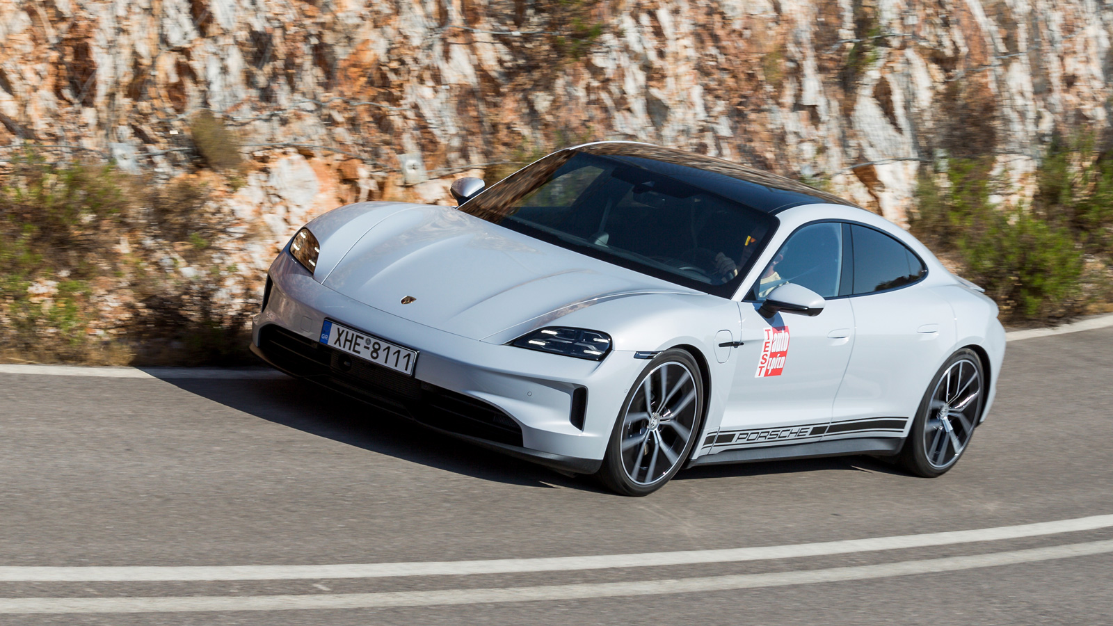Η ανανεωμένη Porsche Taycan 4S στρίβει ακόμα πιο μαγικά από πριν, δαμάζοντας αριστοτεχνικά τα πλευρικά g χάρη στον αρμονικό συνδυασμό χαρακτηριστικών 