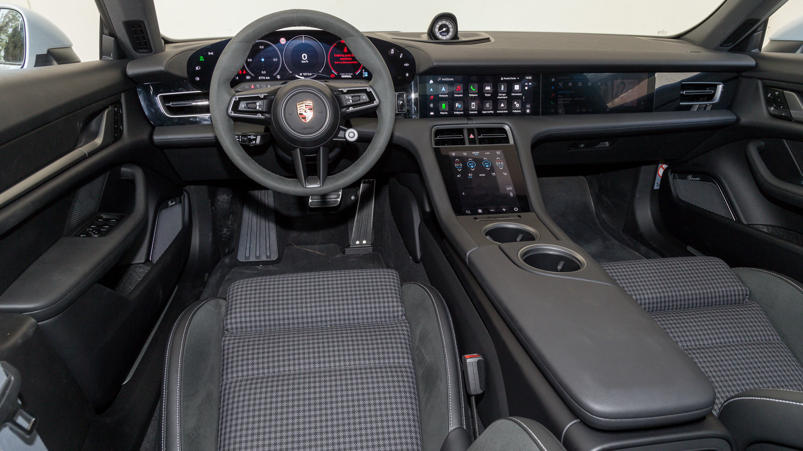Ξεκάθαρα σπορ διάκοσμος στo premium εσωτερικό της Porsche Taycan, με τον οδηγό να νιώθει πως τα σπορ καθίσματα, το ταμπλό και οι πόρτες τον «αγκαλιάζο