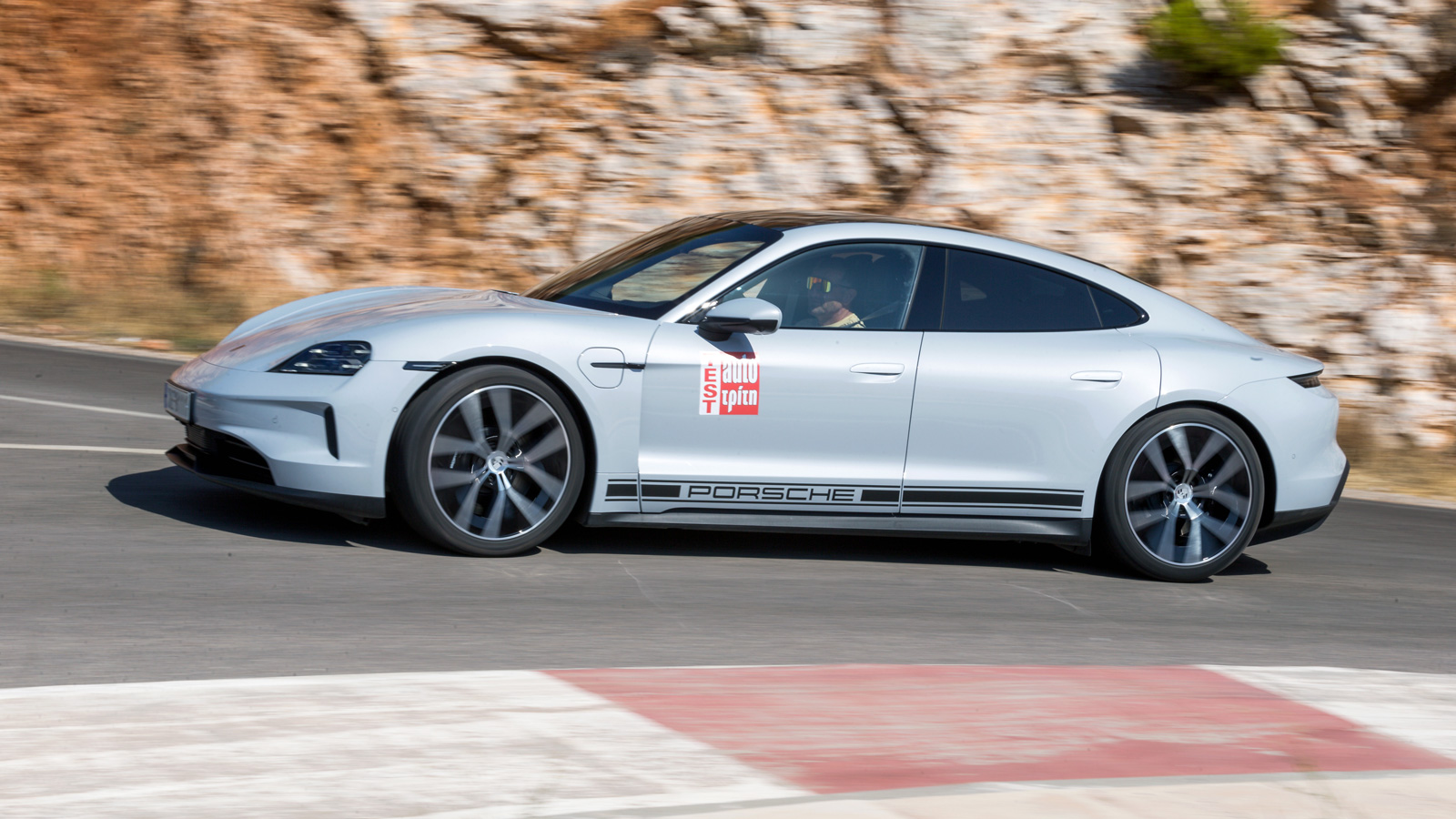 Όταν πατάς τέρμα το δεξί πεντάλ, η Porsche Taycan 4S εκτοξεύεται: Προσπαθώντας να πάρεις ανάσα όσο επιταχύνει, το 0-100 έρχεται για πλάκα σε 3,7 δλ, ε