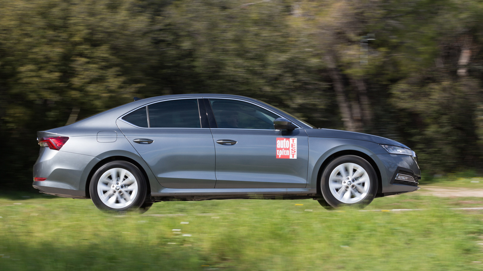 Ο 1,5 TSI σβήνει τελείως με την παραμικρή ευκαιρία όταν σηκώνει το πόδι από το γκάζι και το αυτοκίνητο ρολάρει ελεύθερα. Έτσι, η μέση κατανάλωση παραμ