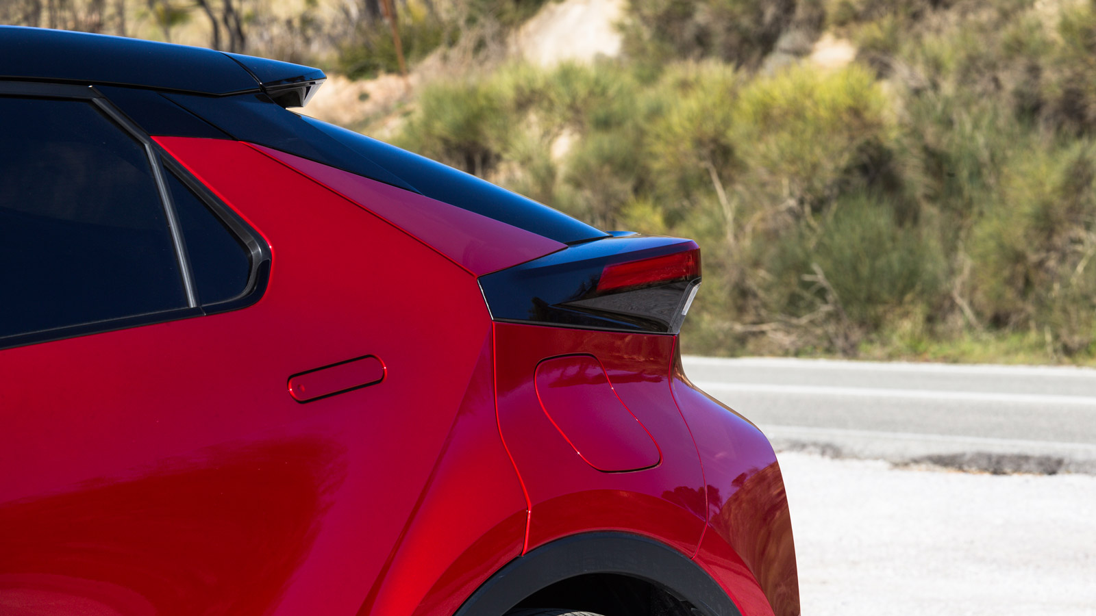 Εντελώς φουτουριστική σχεδίαση για το νέο Toyota C-HR. Ξεχωρίζει η κουπέ γραμμή της οροφής με το μικρό πίσω παράθυρο, ενώ οι χειρολαβές είναι πλέον χω