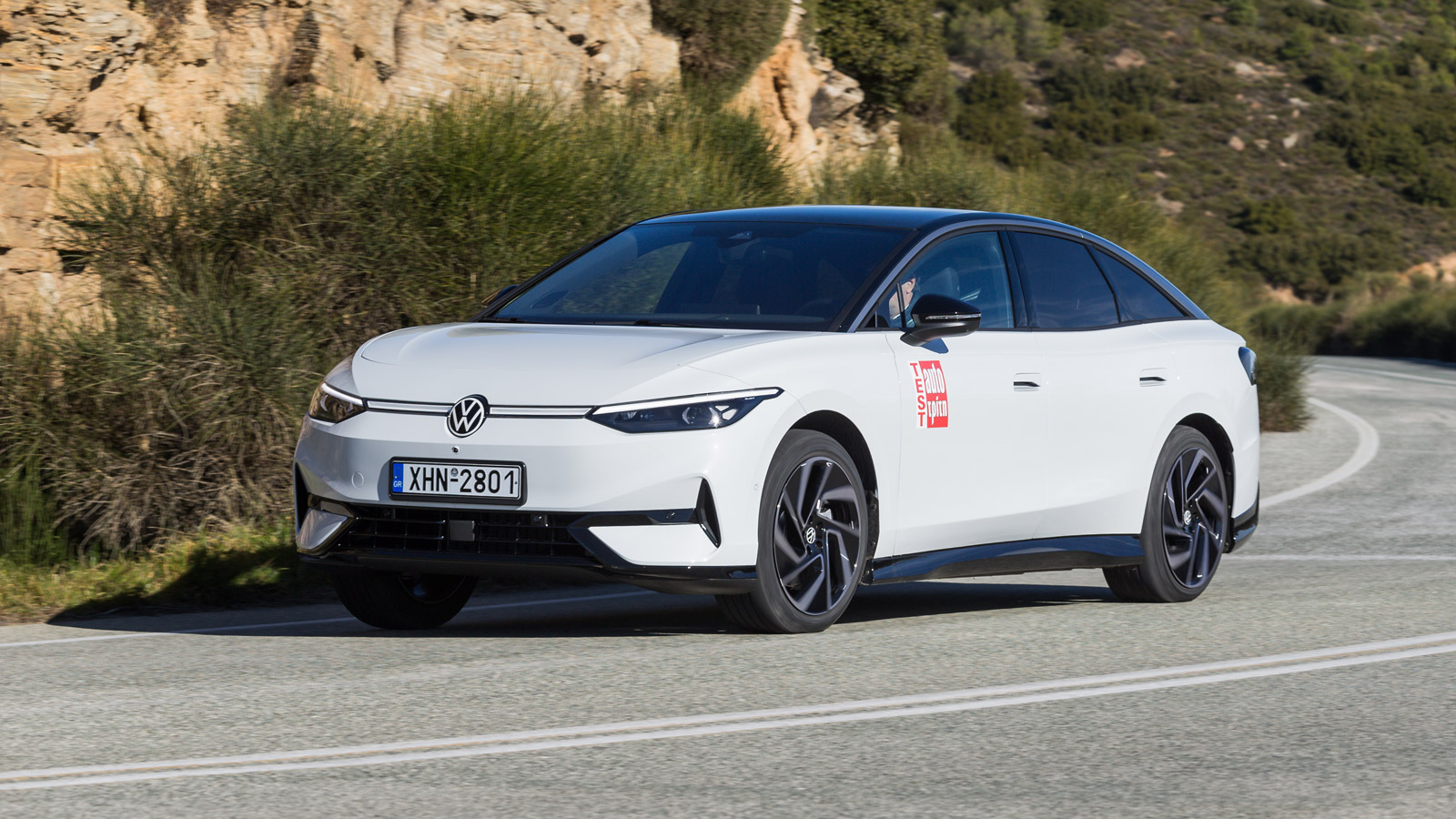 Το VW ID.7 κρύβει περίτεχνα το βάρος και τον όγκο του, χωρίς κλίσεις που να τρομάξουν και χωρίς ποτέ η,  ανεξάρτητη σε κάθε τροχού, ανάρτηση να χάνει 