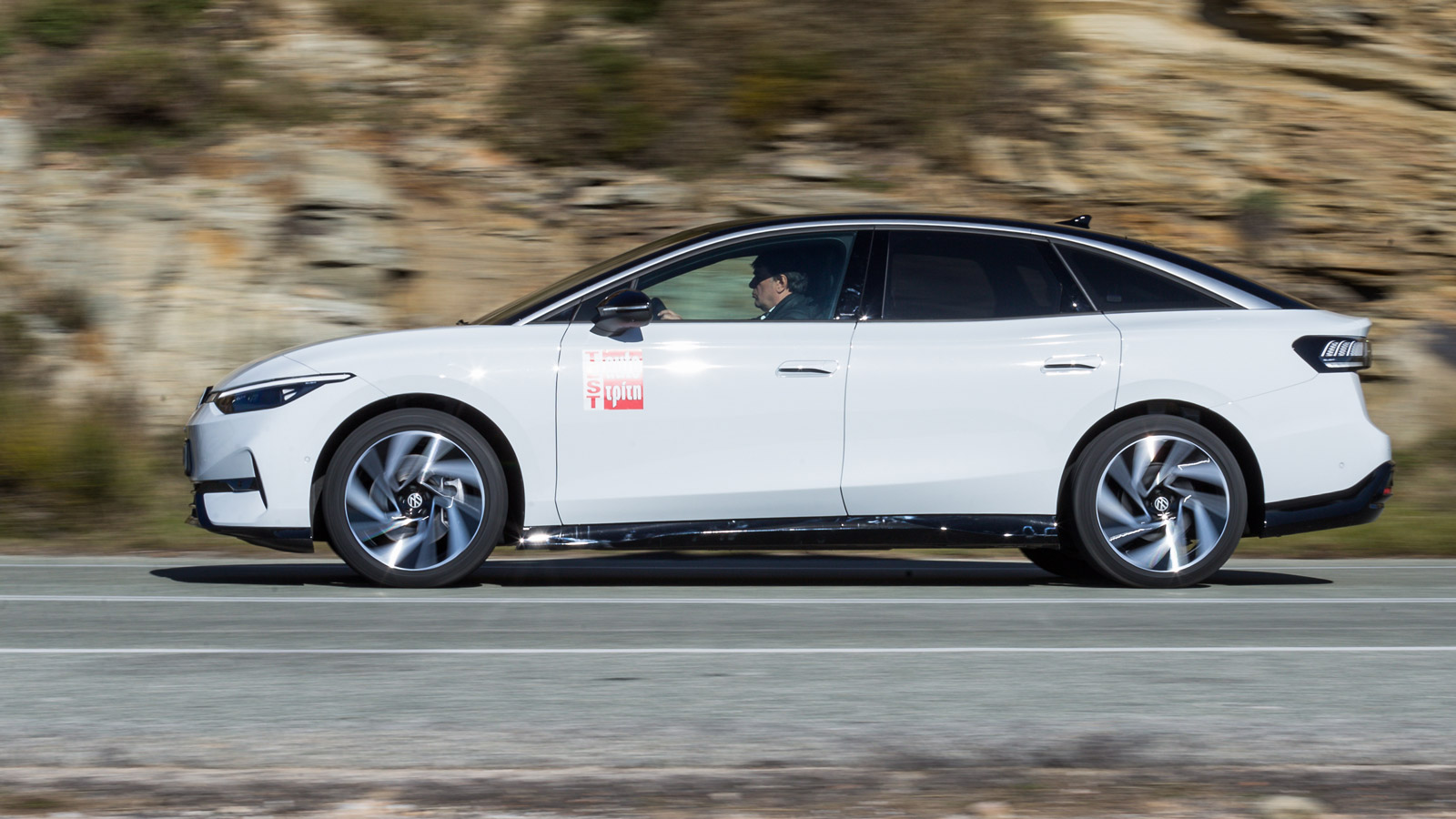 Η σχεδίαση του VW ID.7, εκτός του ότι καταφέρνει να κρύψει περίτεχνα το μέγεθος του αυτοκινήτου, είναι και άκρως αεροδυναμική με το σχετικό συντελεστή