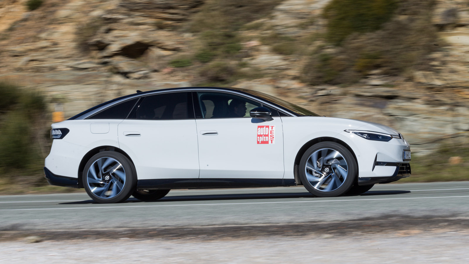 Δυναμικές επιδόσεις εξασφαλίζει ο ηλεκτροκινητήρας των 286 ίππων και των 550 Nm ροπής, αλλά αυτό που μετράει είναι η αυτονομία. Σε μικτές συνθήκες κατ