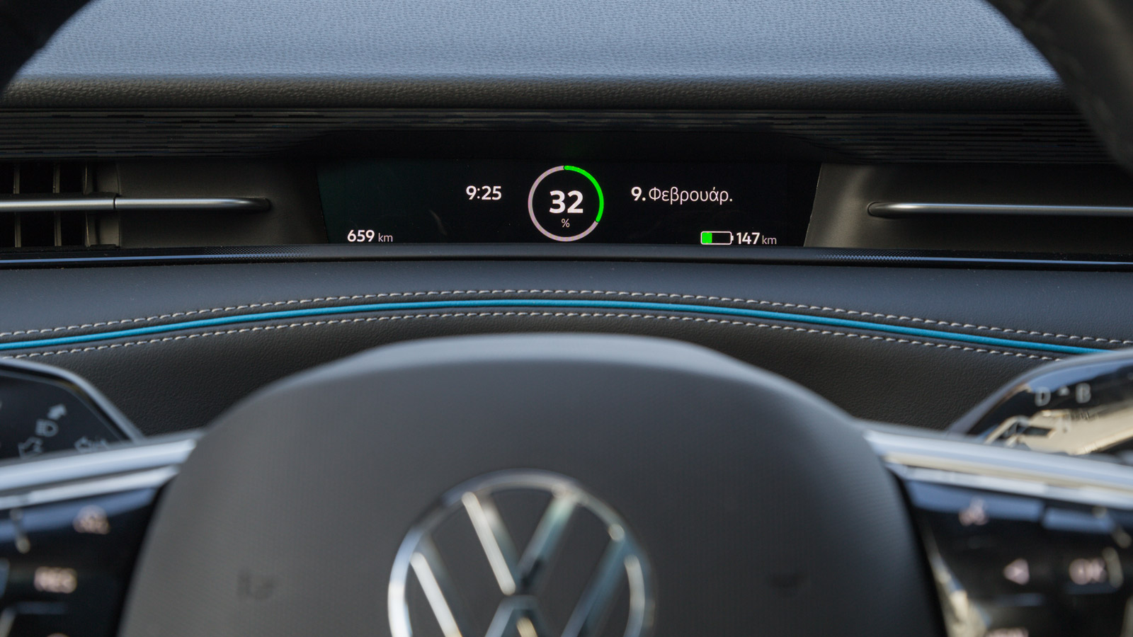 Η οριζόντια διάταξη του ταμπλό, η σχετική απλότητα, αλλά και η οθονάρα των 15 ιντσών, ξεχωρίζουν. 