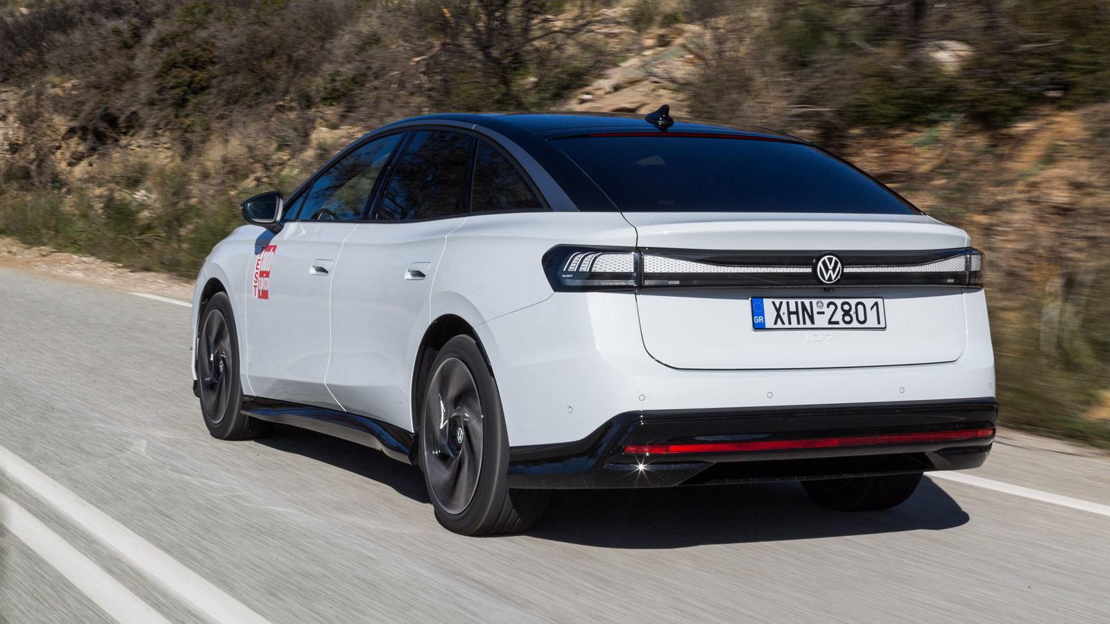 To VW ID.7 έχει μήκος στα 5 μέτρα και παρότι δείχνει σεντάν, η πίσω πόρτα ανοίγει μαζί με το αντίστοιχο παράθυρο κάτι που εκτός από την πρακτικότητα ε