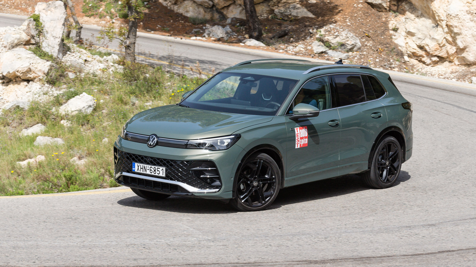 Σε κάθε περίπτωση, το Tiguan είναι εντυπωσιακά σταθερό, με την πρόσφυση να θυμίζει…. τετρακίνητη έκδοση ειδικά με τους έξτρα τροχούς των 20 ιντσ